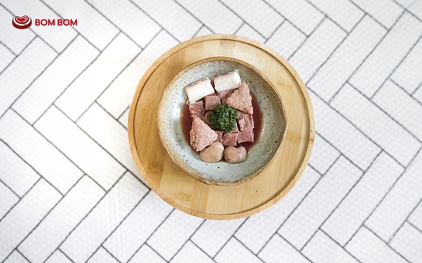 Gently cooked sous vide fresh pet food ready to serve