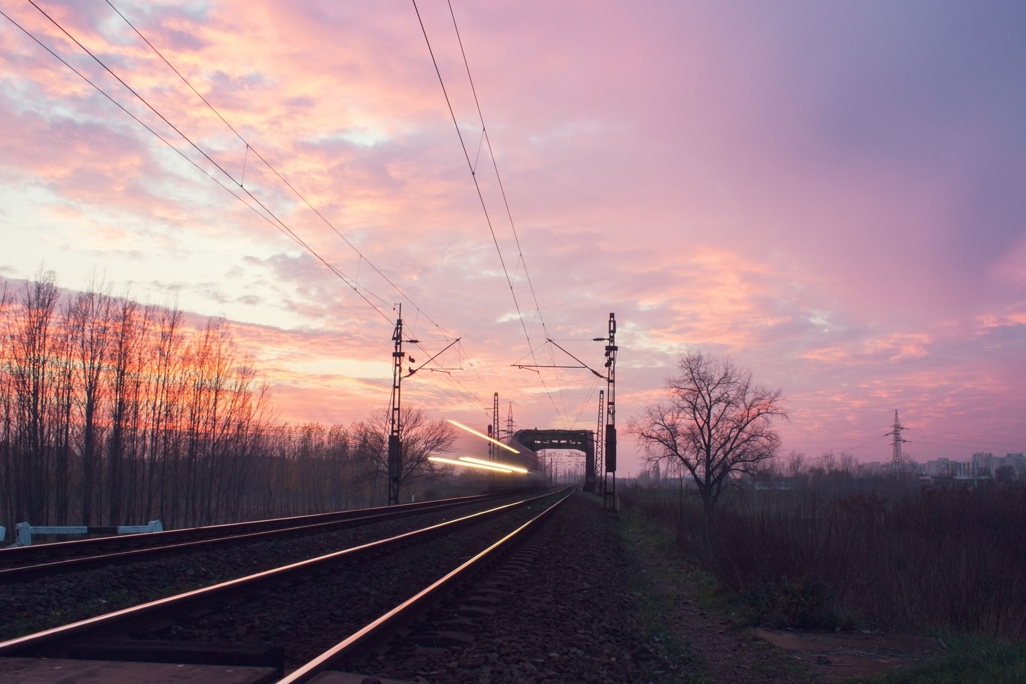 Jernbanespor i solnedgang.