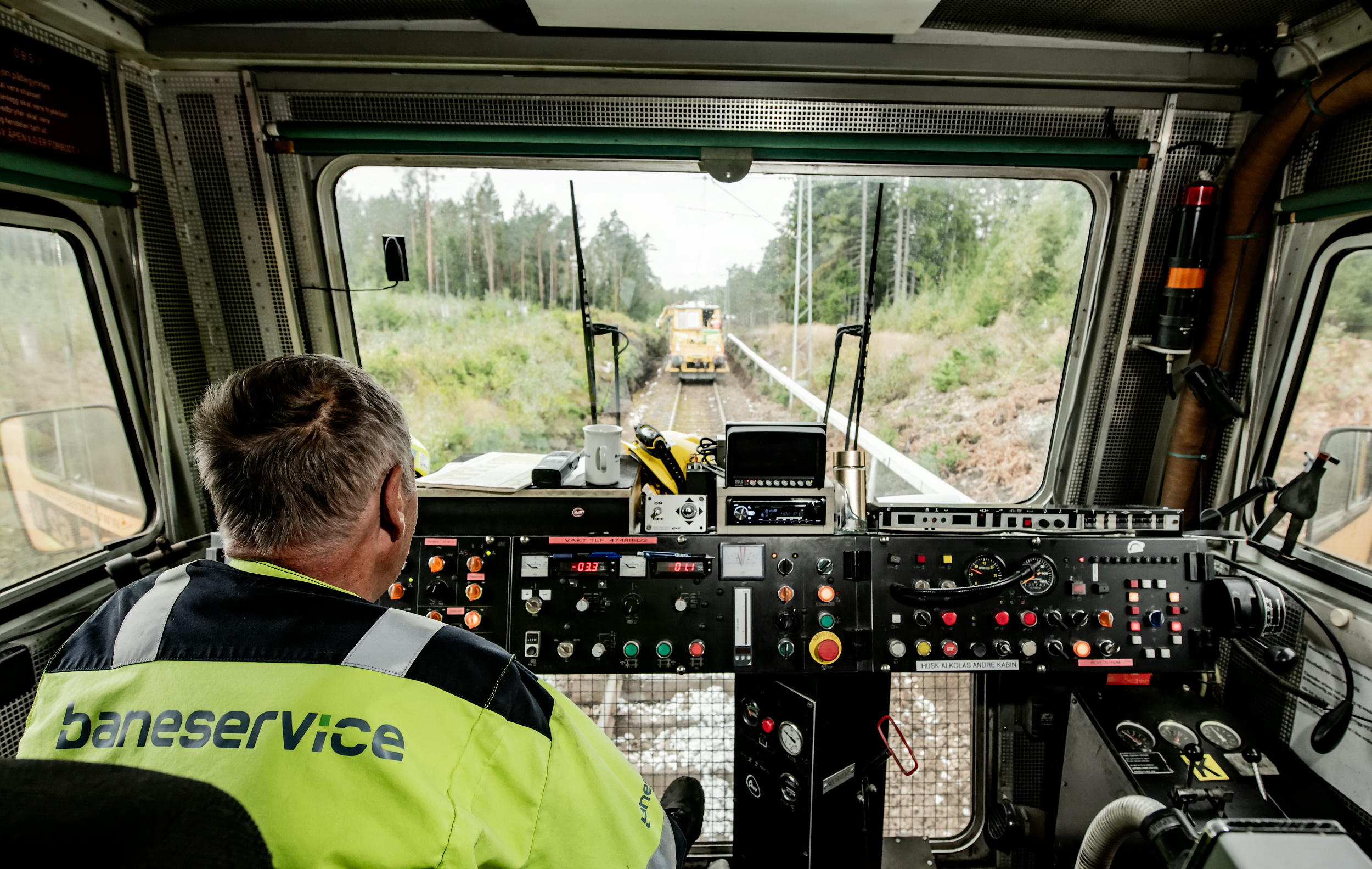 En ansatt hos Baneservice som jobber i en maskin.