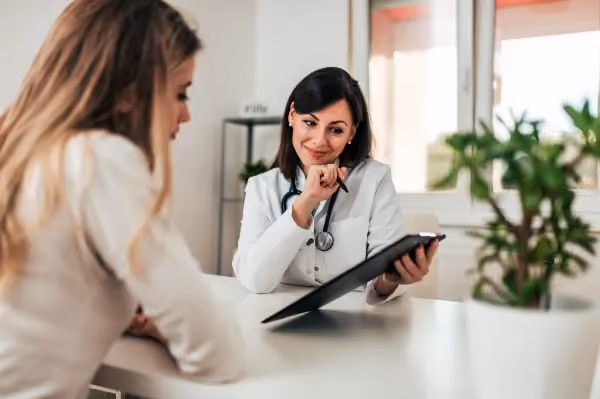 Ärztin berät eine Patientin.