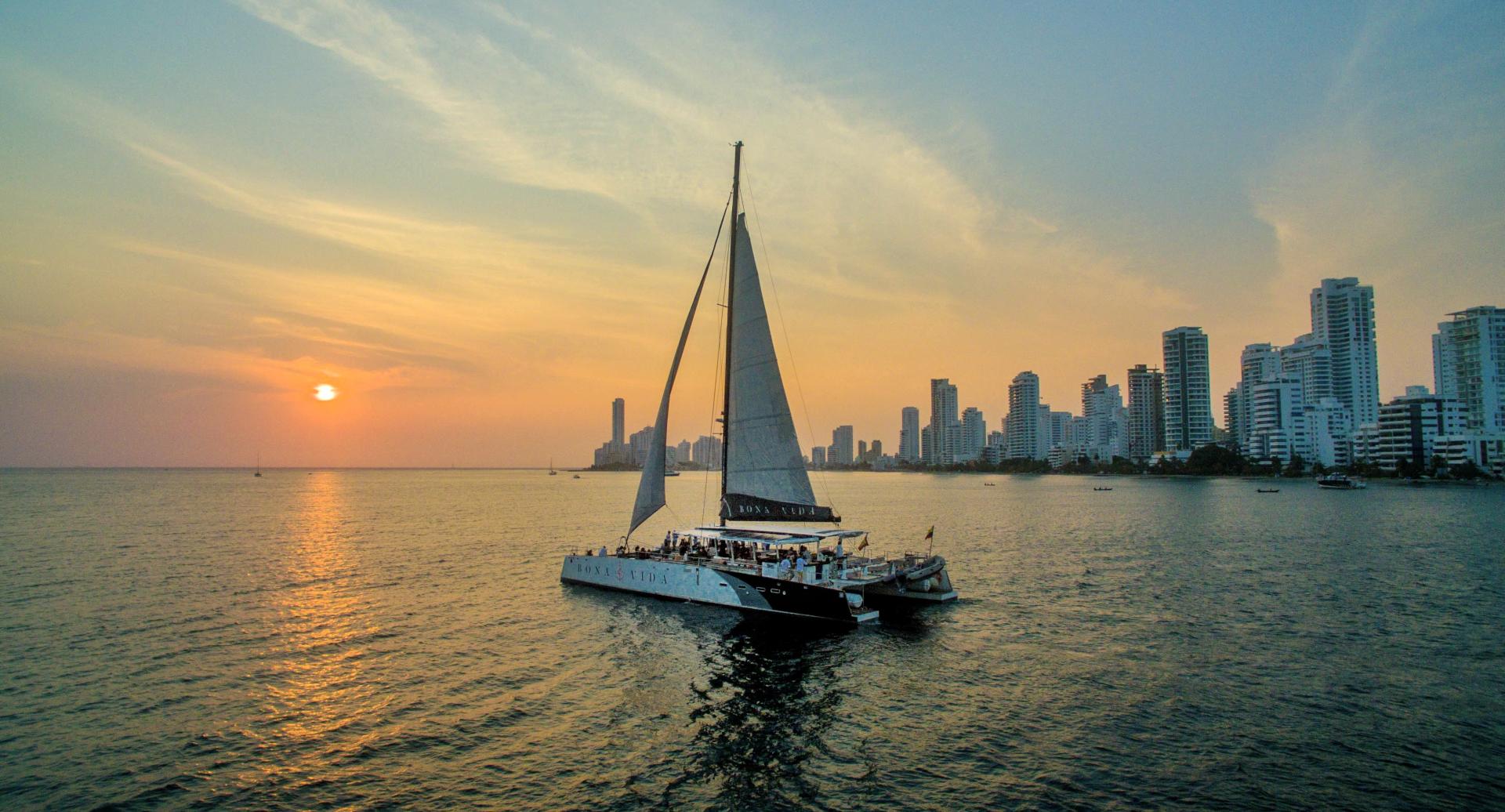 Atardecer en catamarán