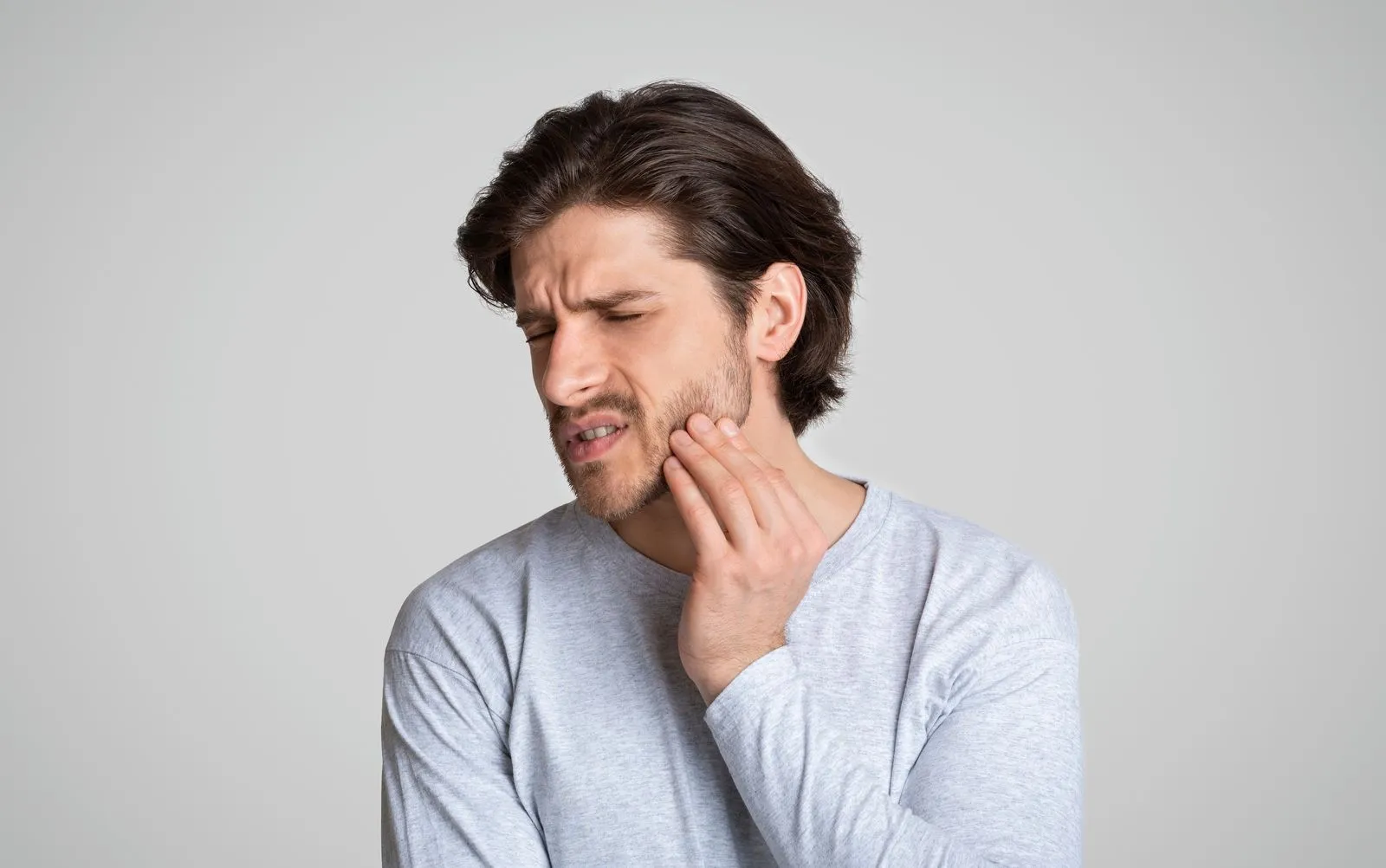 A broken tooth examined before urgent treatment
