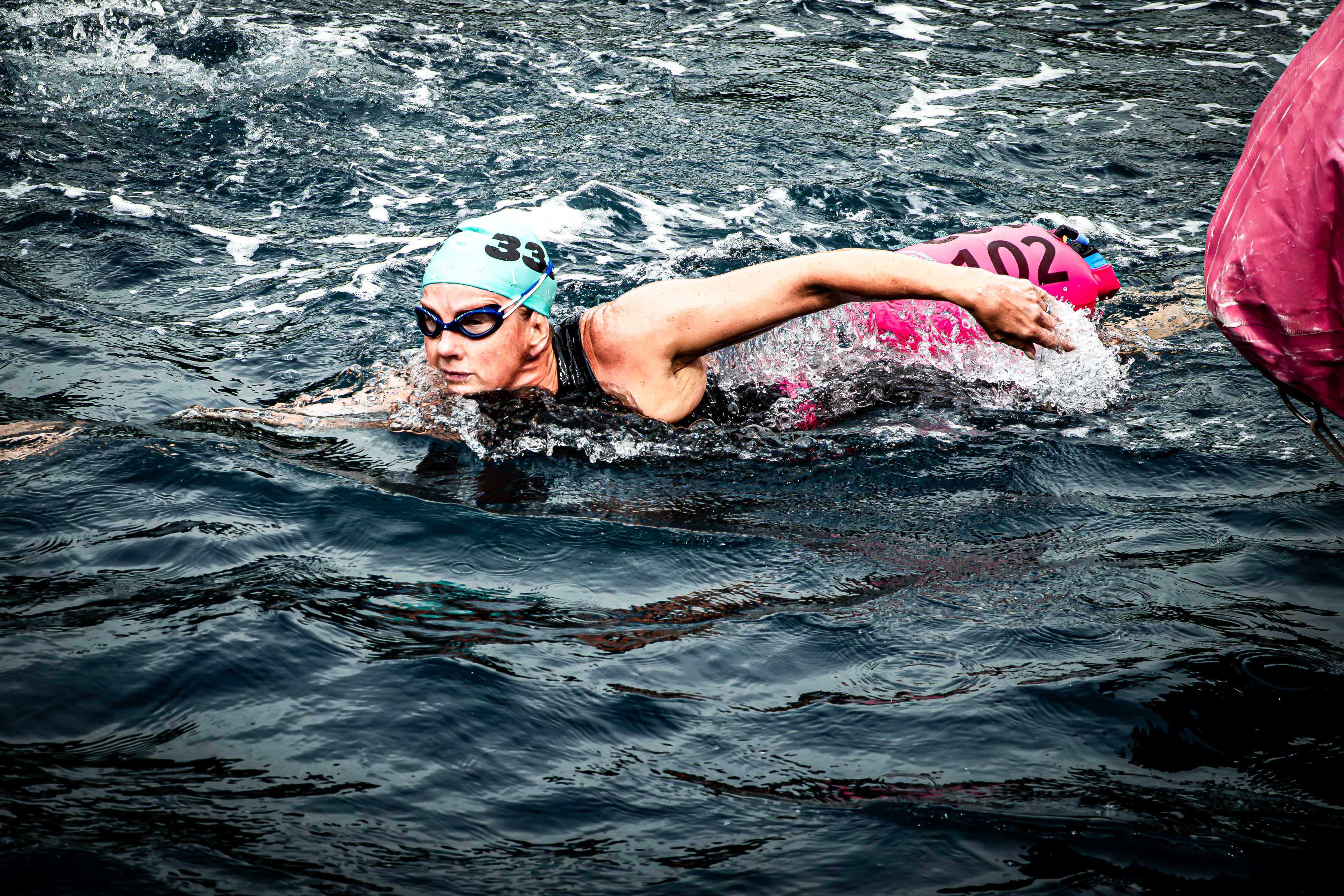 UltraSwim 33.3 #10 Montenegro, coach Anna Karin demonstrating sighting