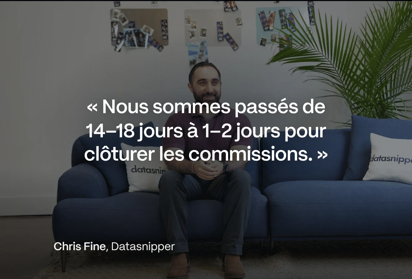 Man sitting on a blue couch with white pillows labeled 'datasnipper' and a large green plant to the right, with a quote in French overlayed about reducing commission closing time from 14-18 days to 1-2 days, attributed to Chris Fine from Datasnipper.