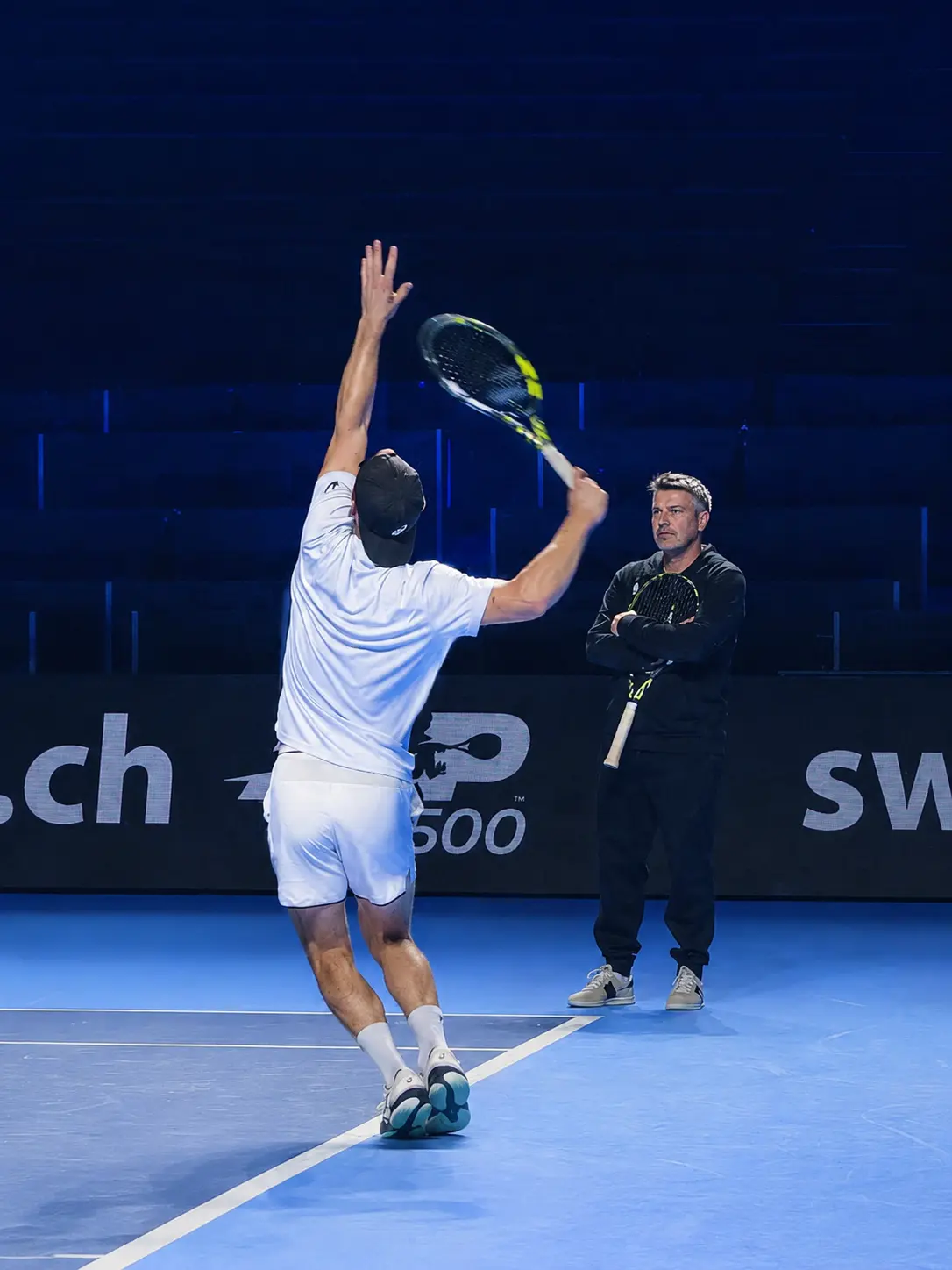 Dorian Martinez qui coach un joueur de tennis. 