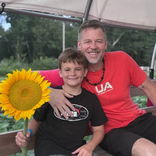 red-barn-farm-sunflower-field-family-photo