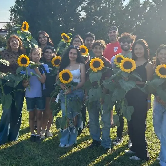 red-barn-farm-sunflower-field-group-photo