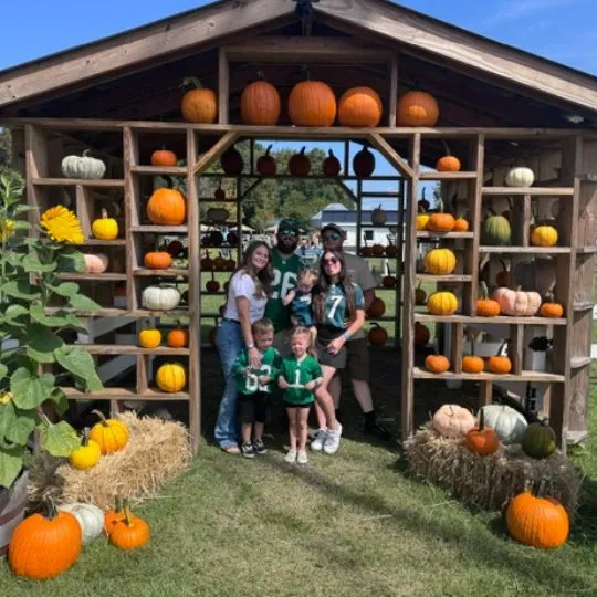 red-barn-farm-pumpkin-patch-family-photo