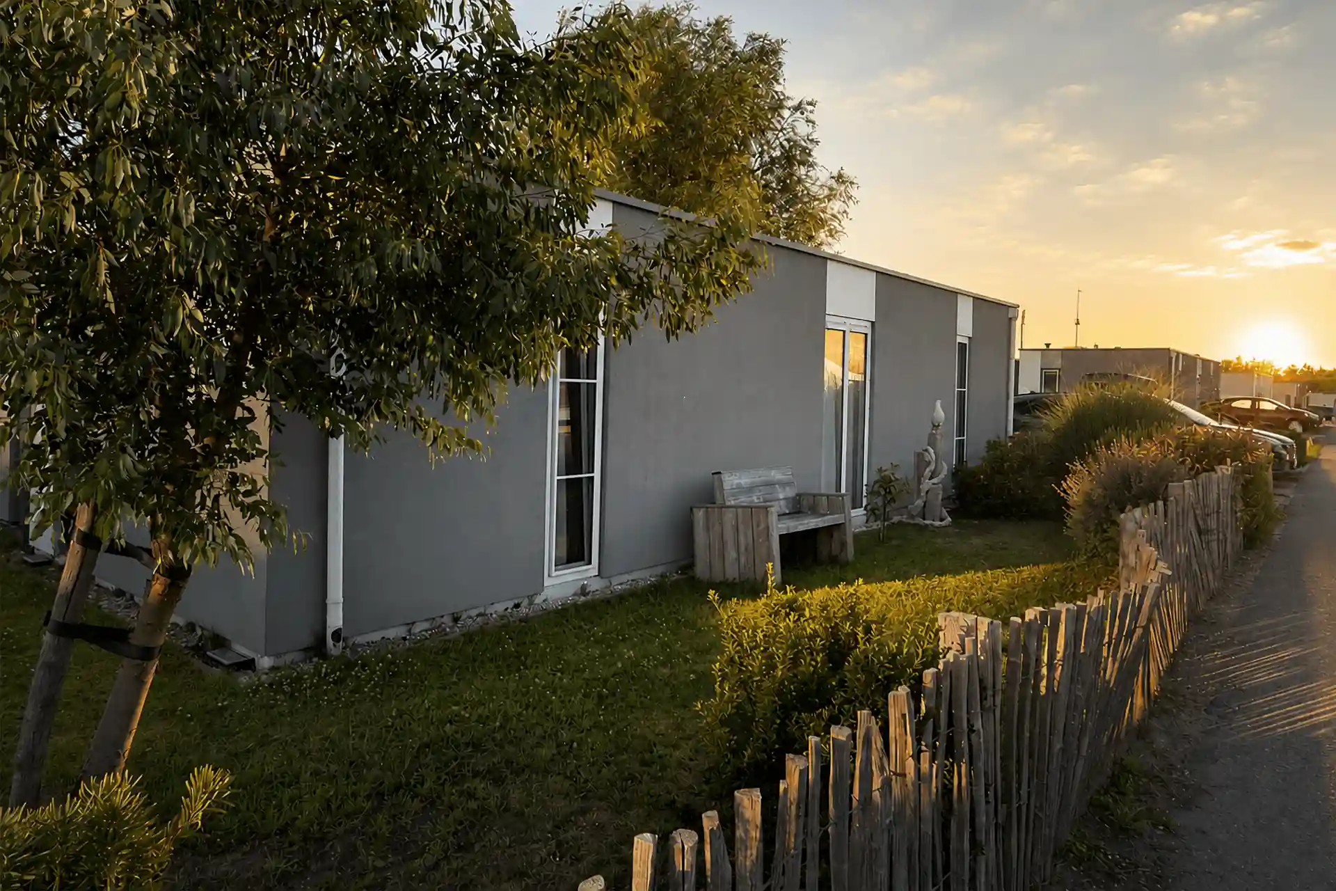 Außenansicht der Ferienlodge Zeeland bei Sonnenuntergang