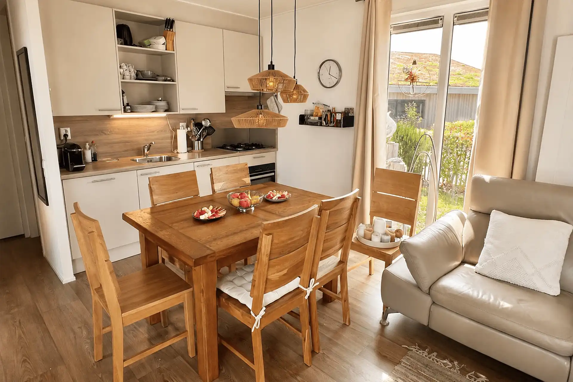 Wohnküche mit Sitzecke und Smart-TV, Ferienhaus Breskens