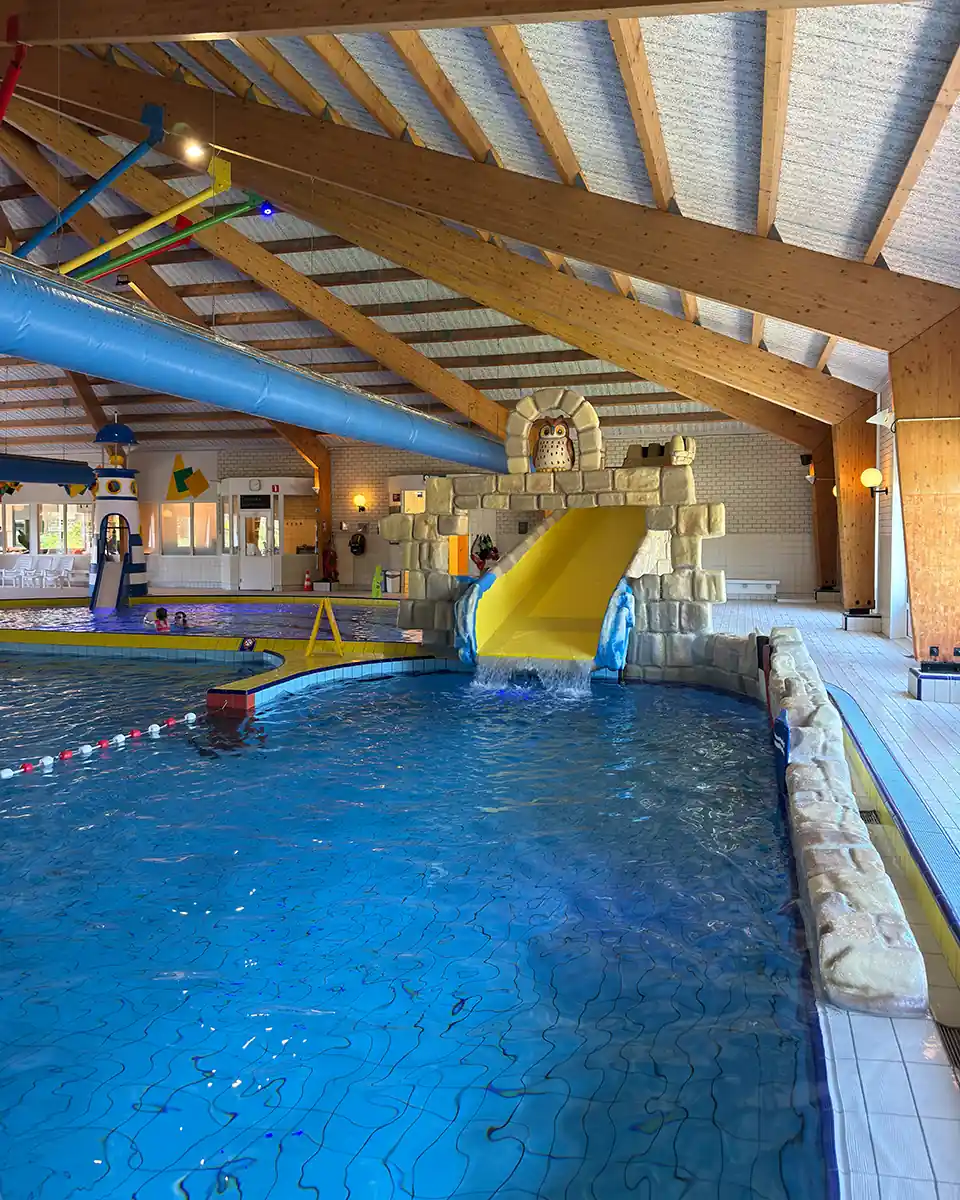 Hallenbad mit Wasserrutsche (Symbolbild)