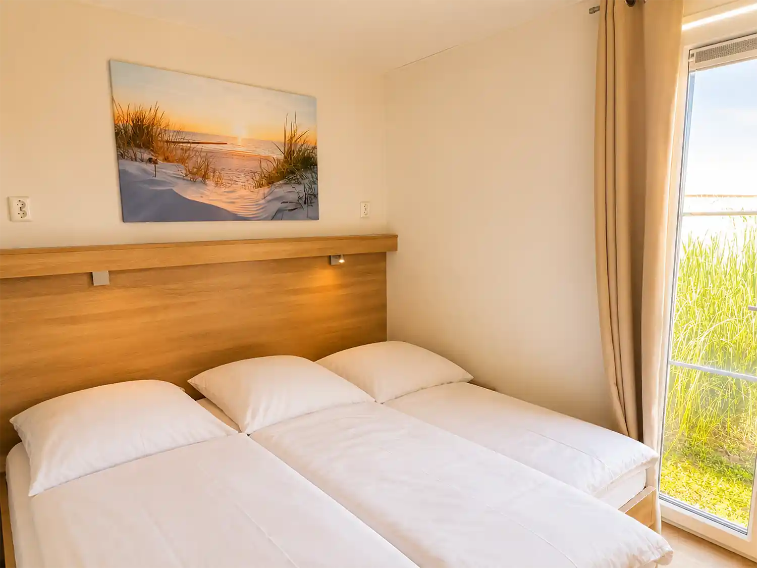 Schlafzimmer mit zwei Einzel-Boxspringbetten, Ferienlodge Zeeland