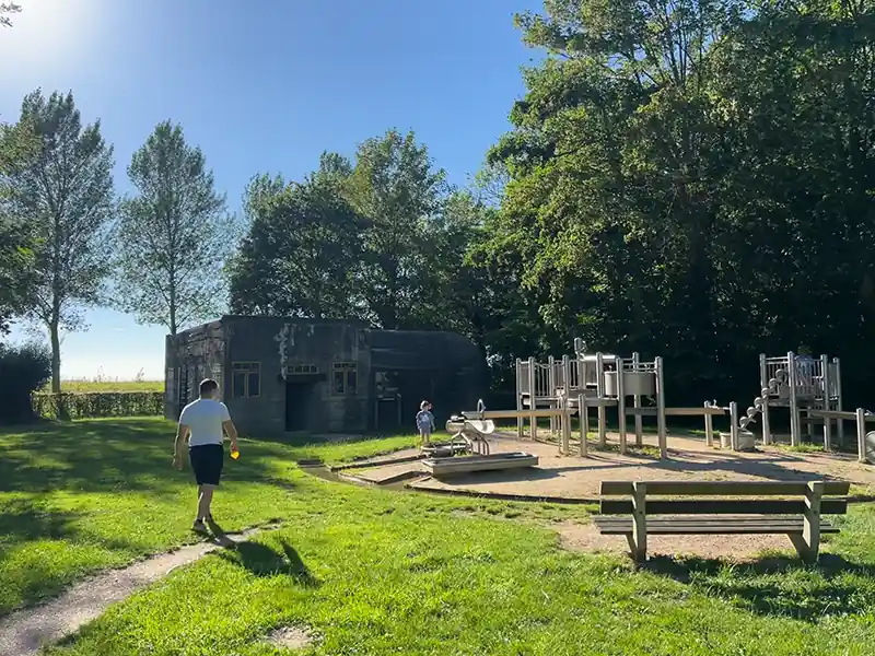 Alter Bunker neben einem Spielplatz bei Groede Podium