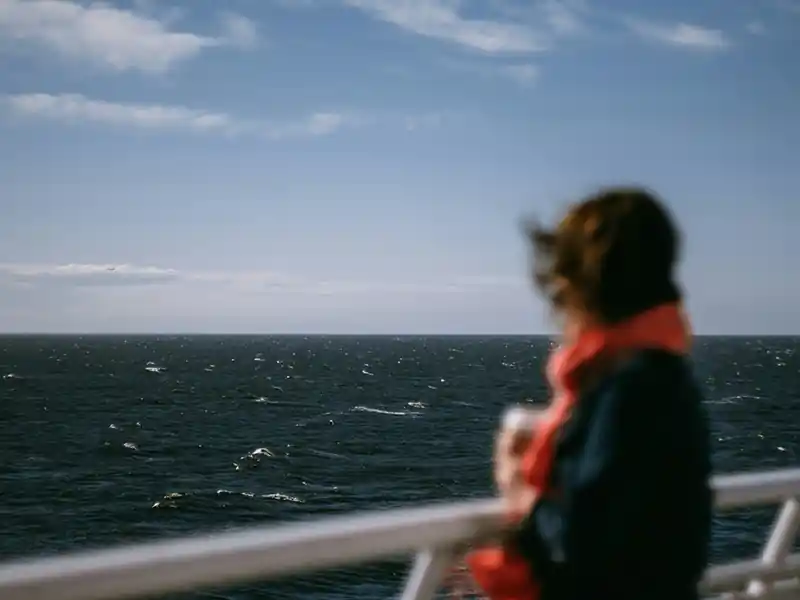 Kind schaut mit dem Fernglas von der Fähre nach Vlissingen