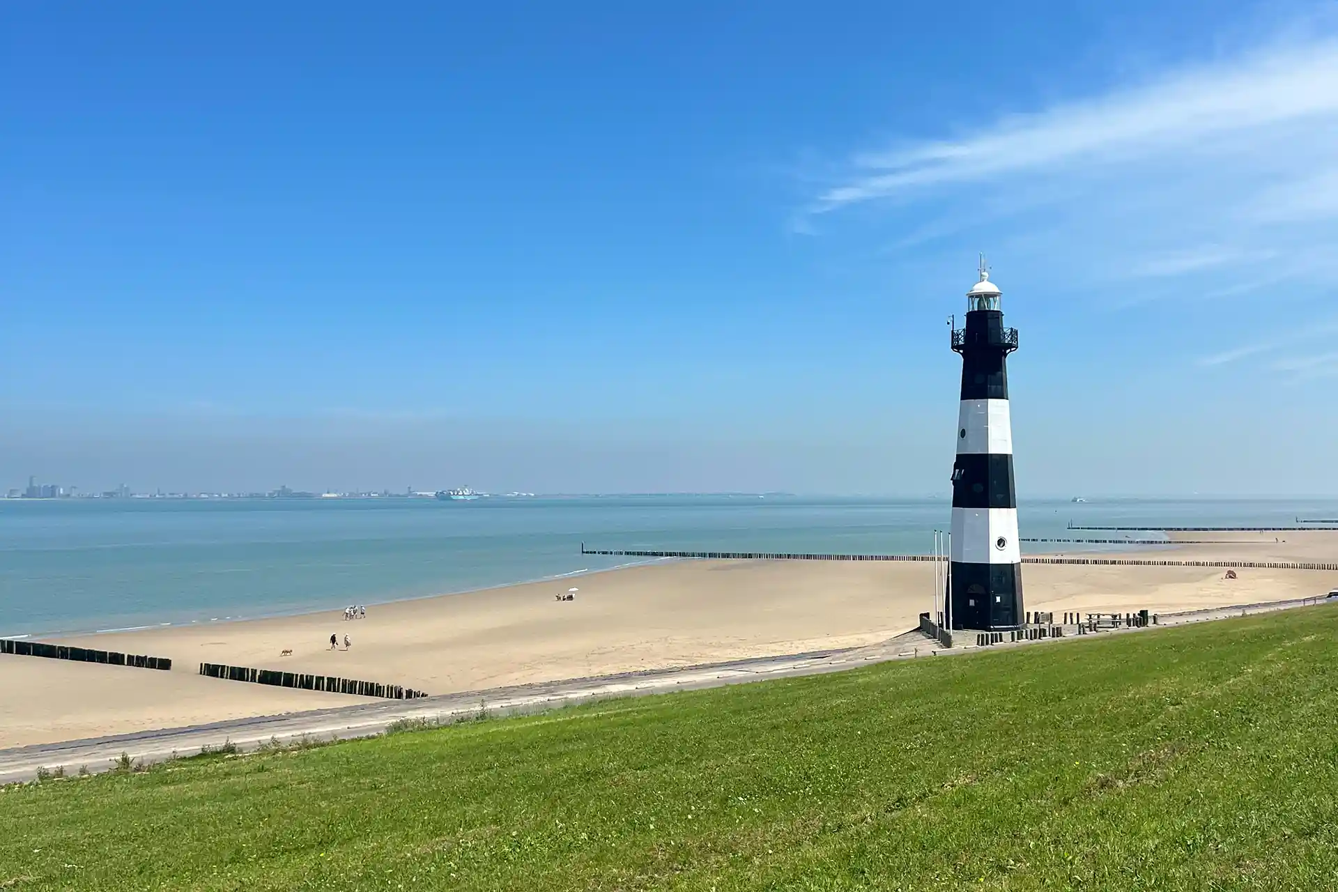 Leuchtturm und Sandstrand bei Breskens
