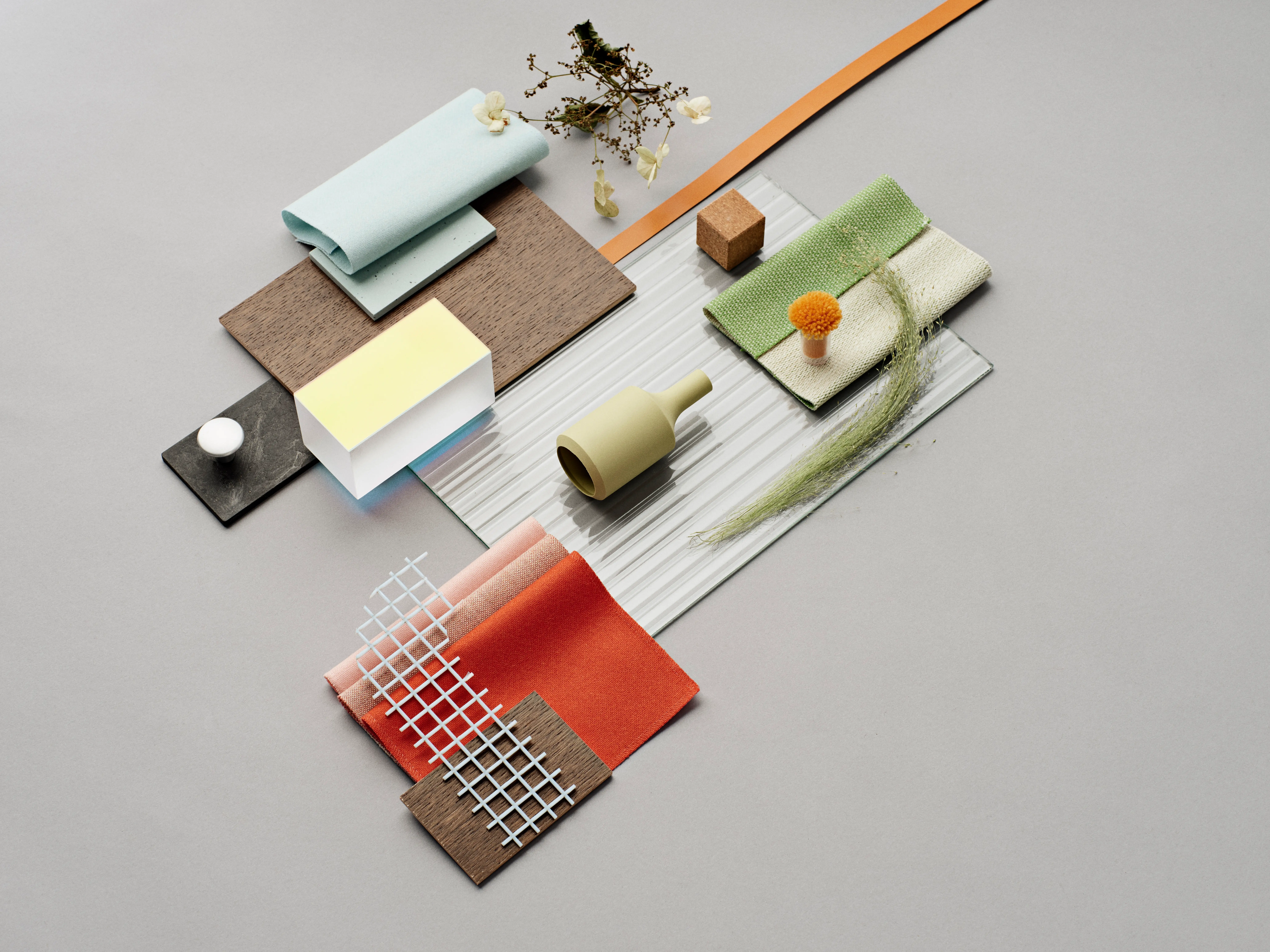 Materialcollage mit Farb- und Stoffmustern für die Innenraumgestaltung
