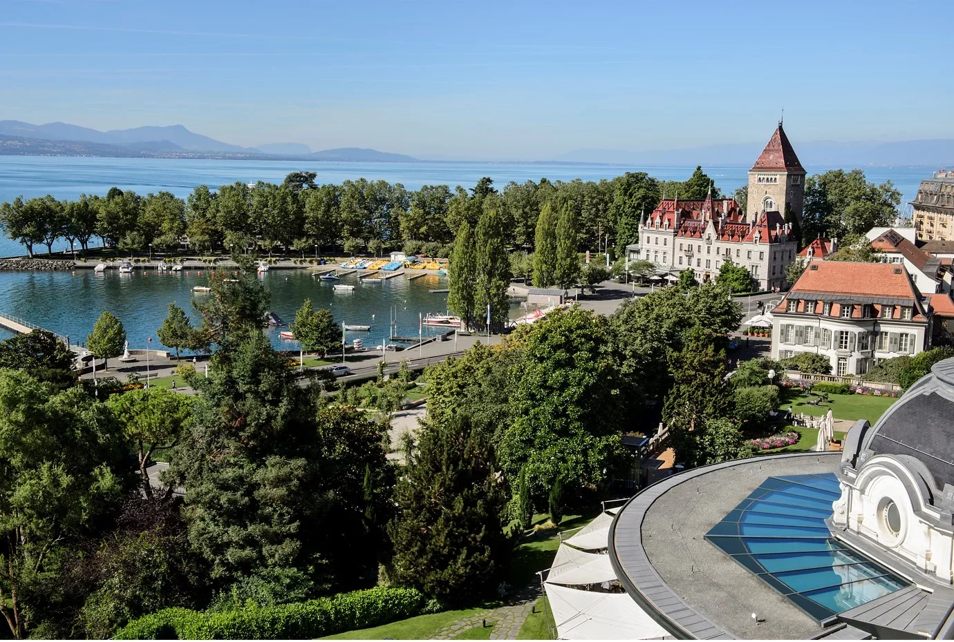 The iconic Beau-Rivage Palace looking over Lac Léman