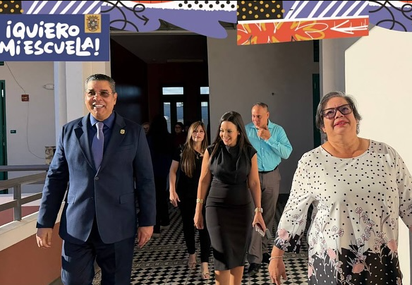 Eng. Josué Colón Ortiz and officials walk through José Gautier Benítez School during a Quiero Mi Escuela visit.