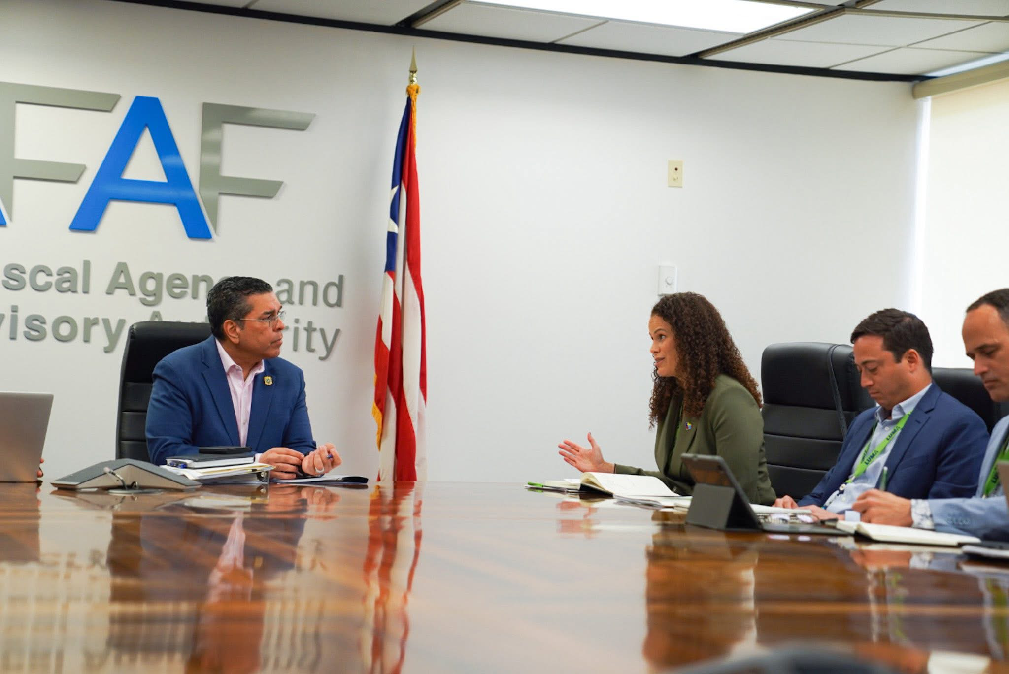 Eng. Josué A. Colón Ortiz discusses with LUMA Energy CEO Janisse Quiñones at government offices.