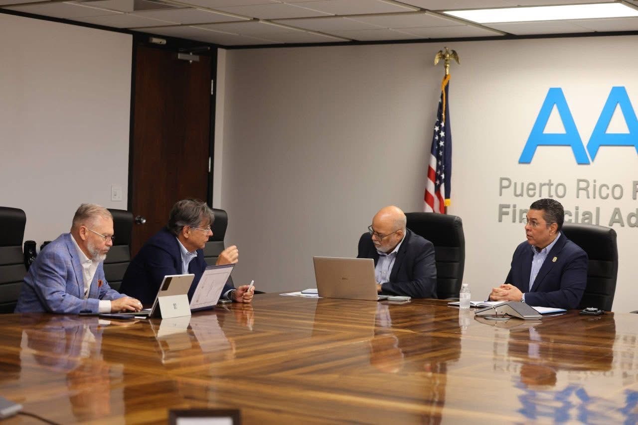 Eng. Josué A. Colón Ortiz discusses with Empire Gas executives at government offices.