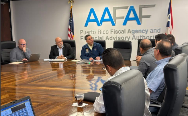 Eng. Josué A. Colón Ortiz talks with representatives of HydroMine Energy in government offices.