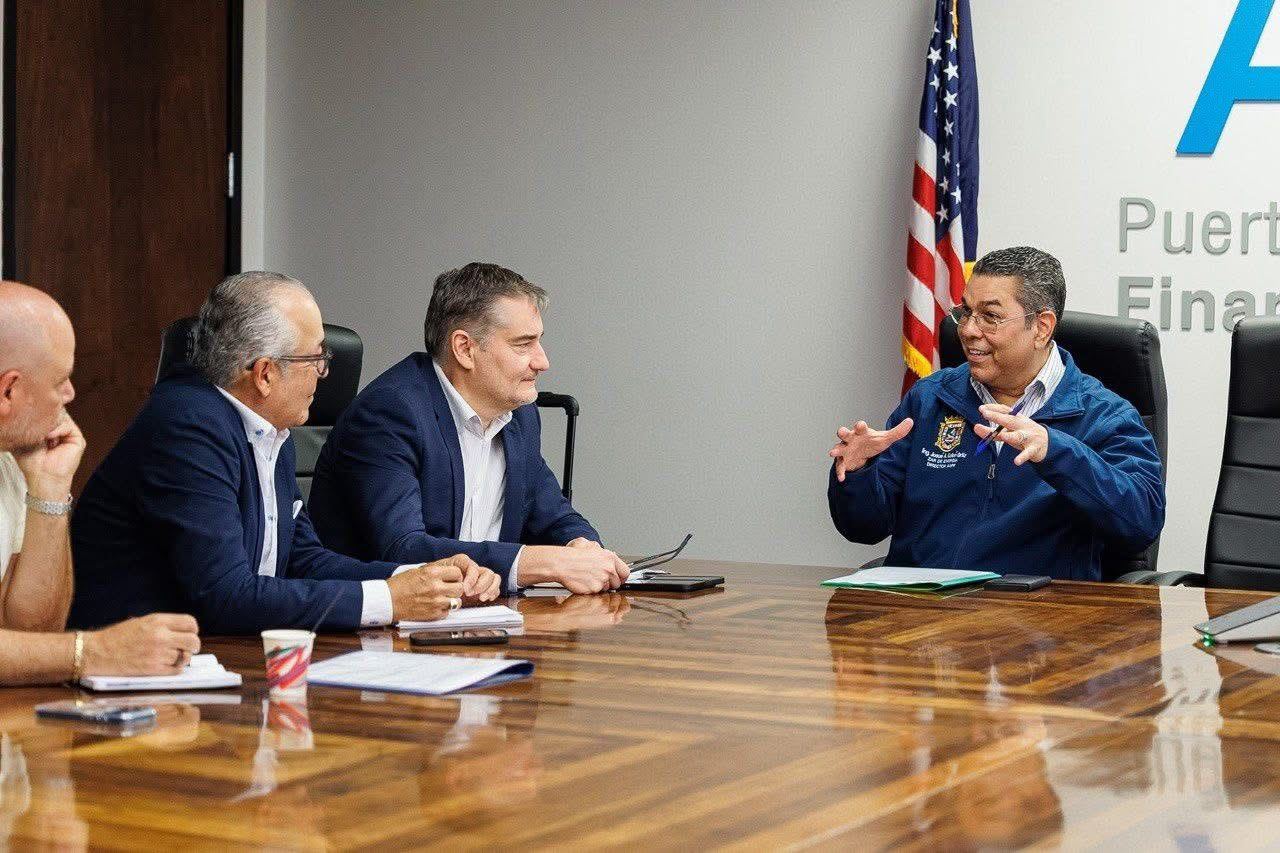 Eng. Josué A. Colón Ortiz meets with General Electric representatives at government offices.