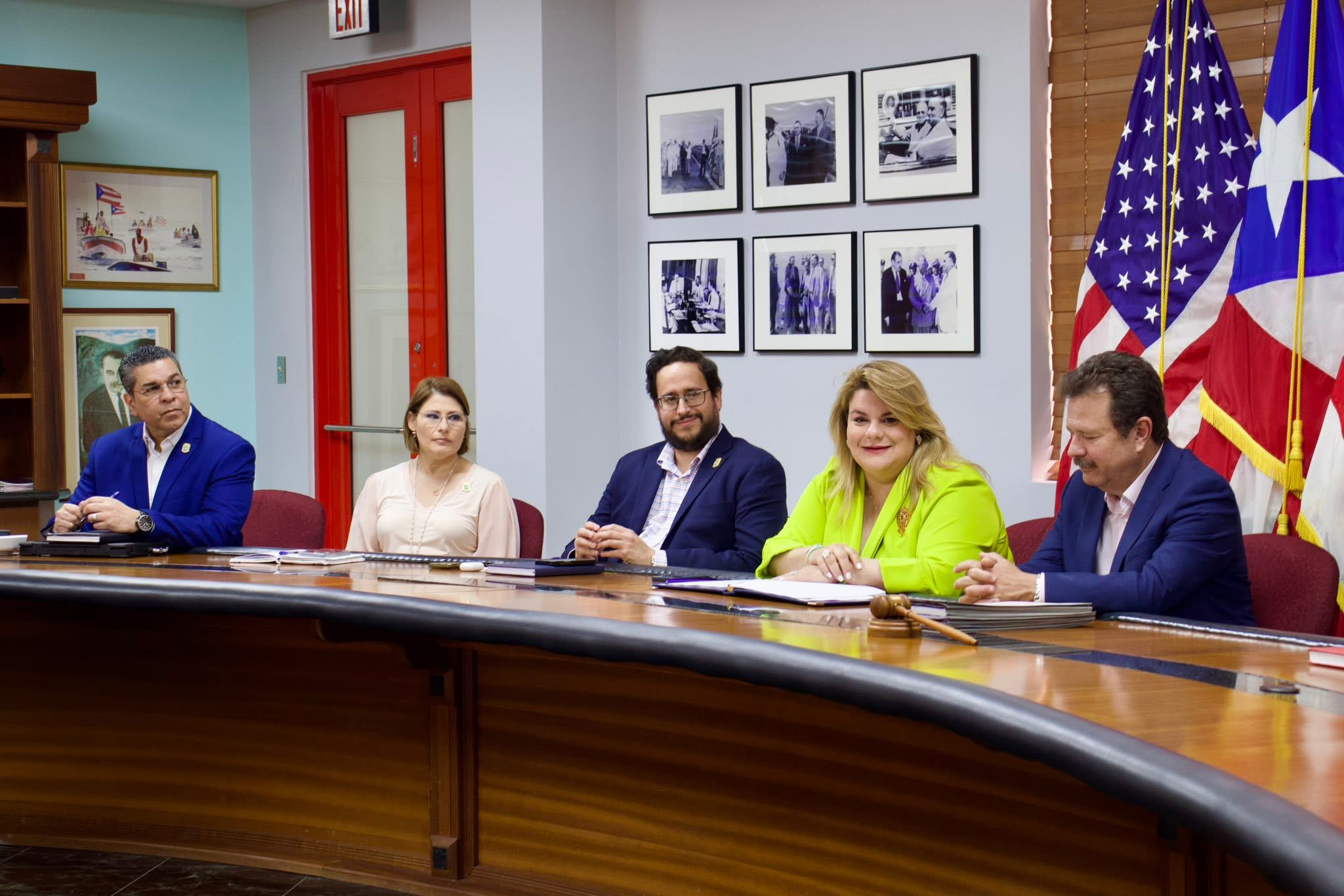 Eng. Josué Colón Ortiz meets with Governor Jenniffer González Colón and officials at Carolina City Hall.