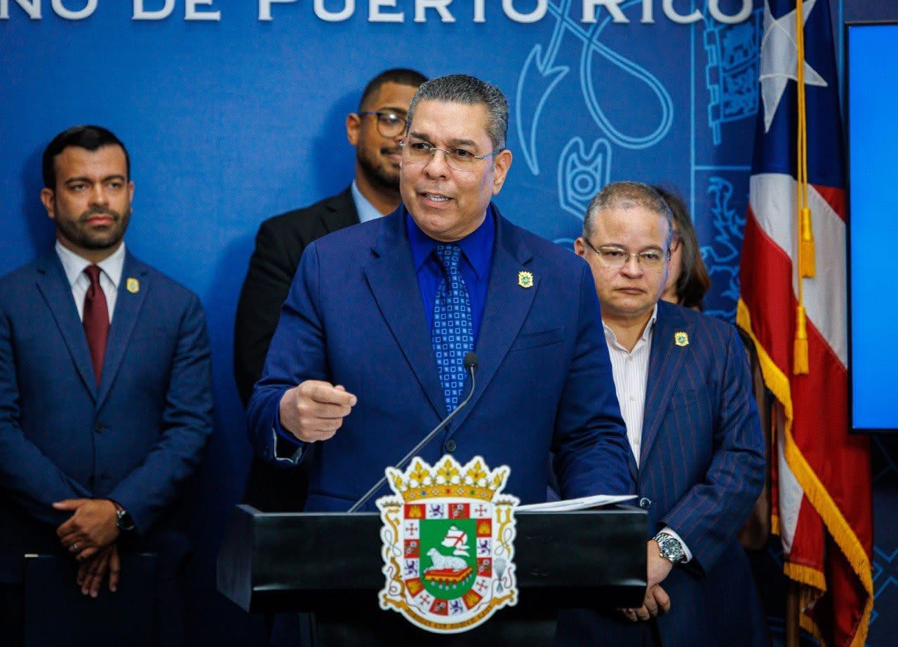 Eng. Josué A. Colón Ortiz speaks at En Récord press conference.