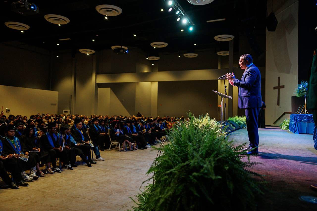 Eng. Josué A. Colón Ortiz delivering a speech at José Gautier Benítez High School in Caguas, with the graduates.
