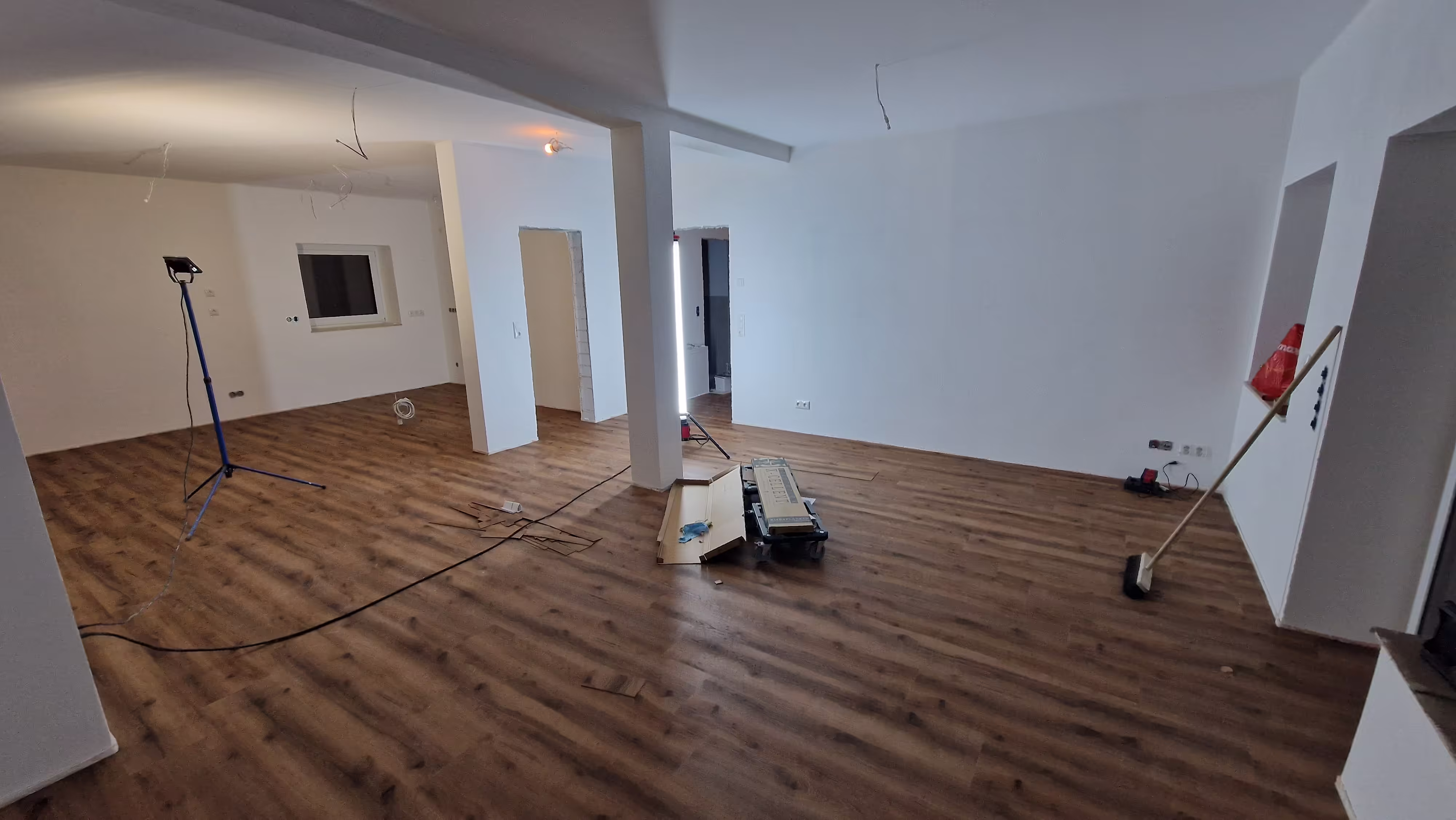 Designboden während der Verlegung in einem Wohnraum