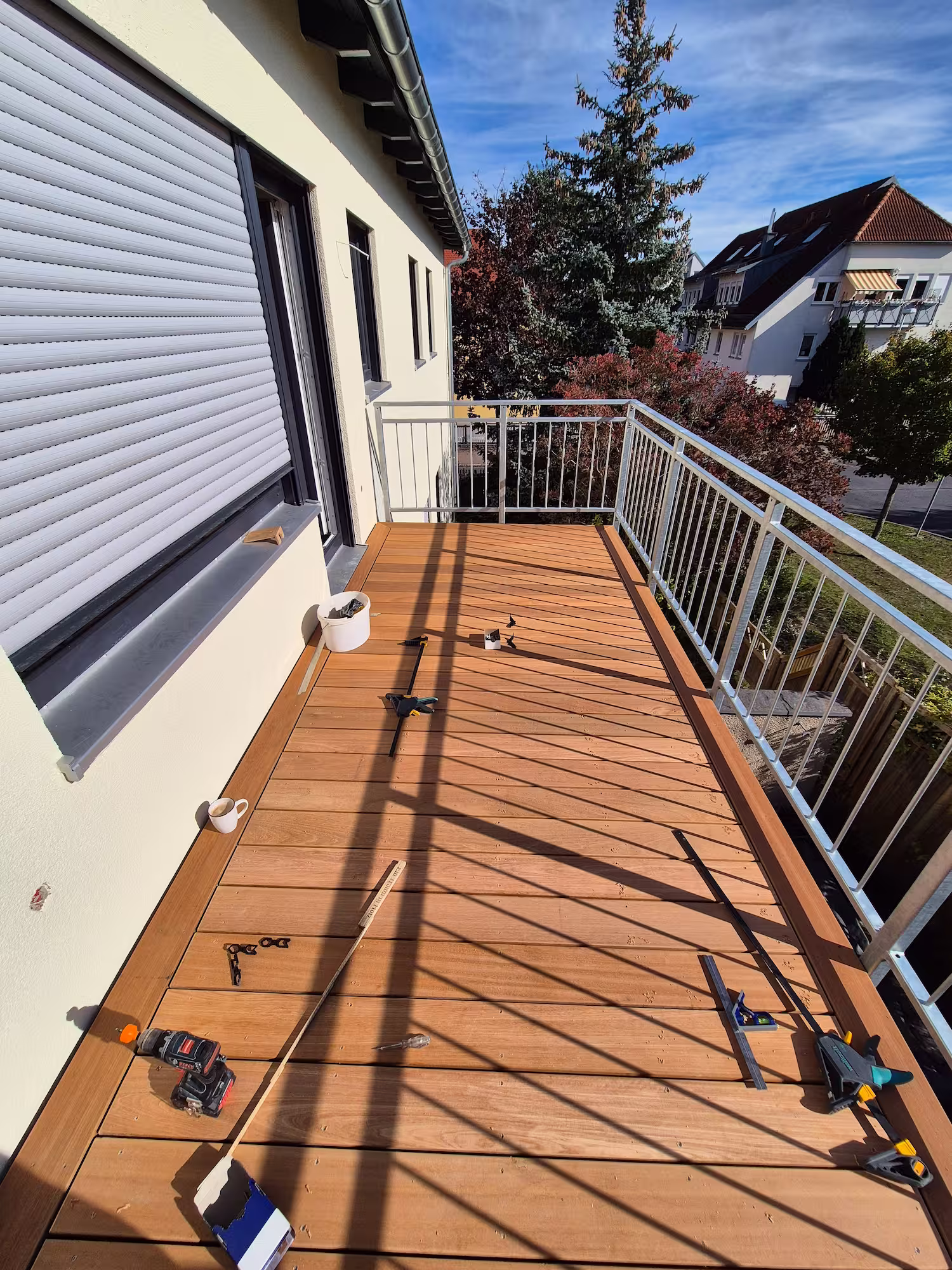 Fertig verlegter Holzbelag auf dem Balkon