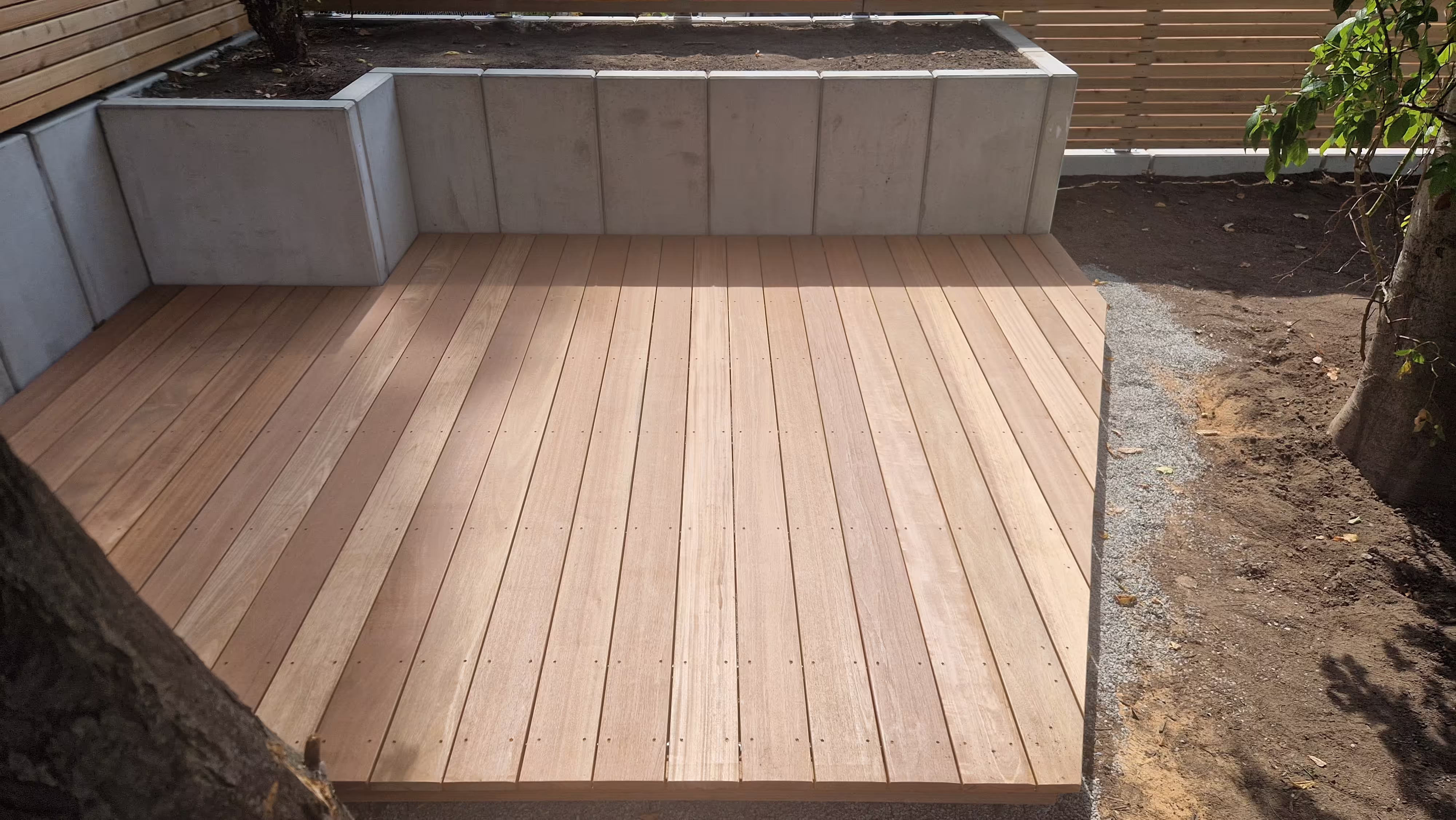 Fertig verlegter Holzbelag auf einem Balkon