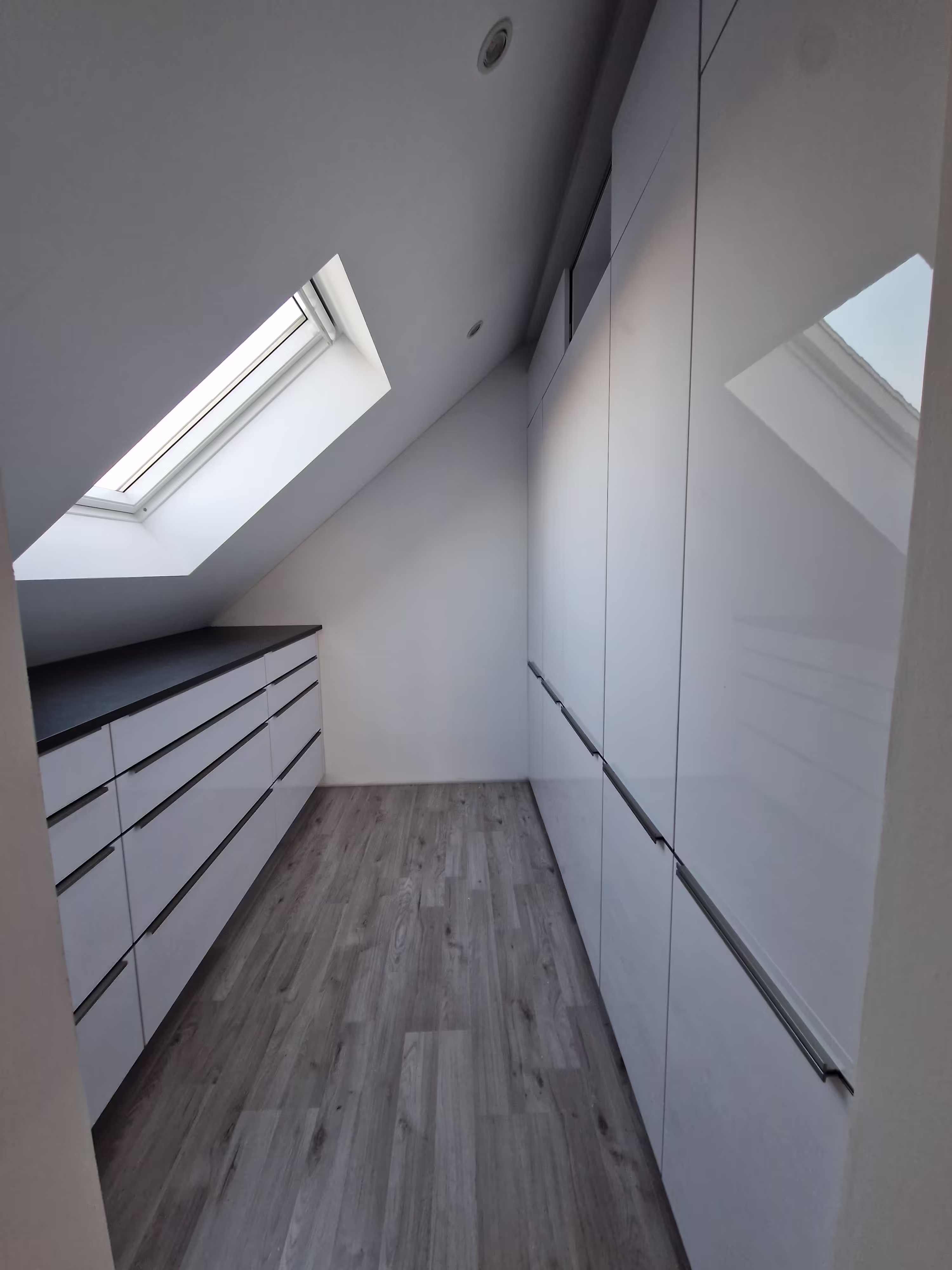 Maßgefertigter Einbauschrank unter der Dachschräge nach Montage durch Deutscher HBM