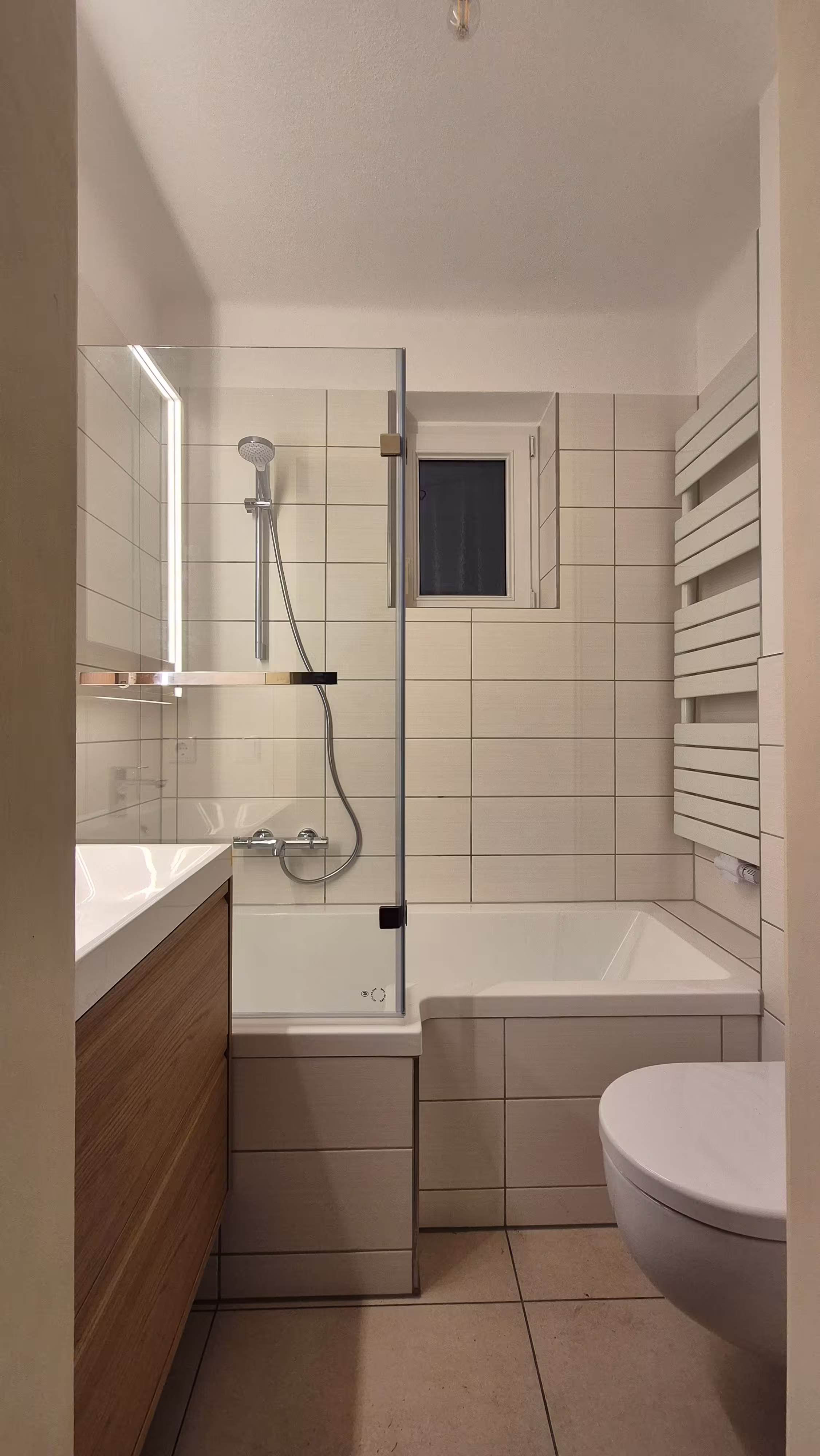 Gefliestes Bad mit Dusche und Wandfliesen