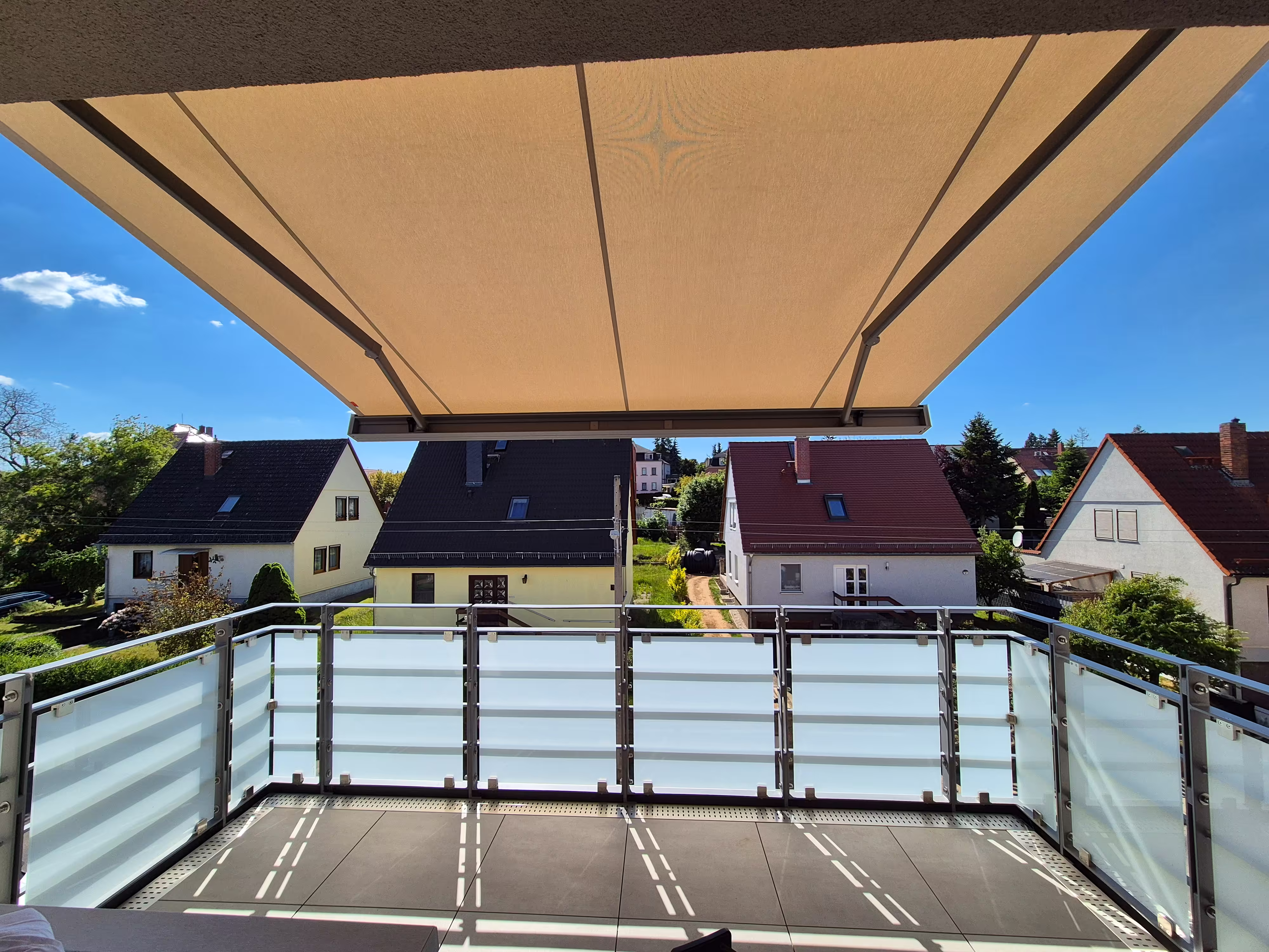 Montierte Markise als Beschattung über einem Balkon