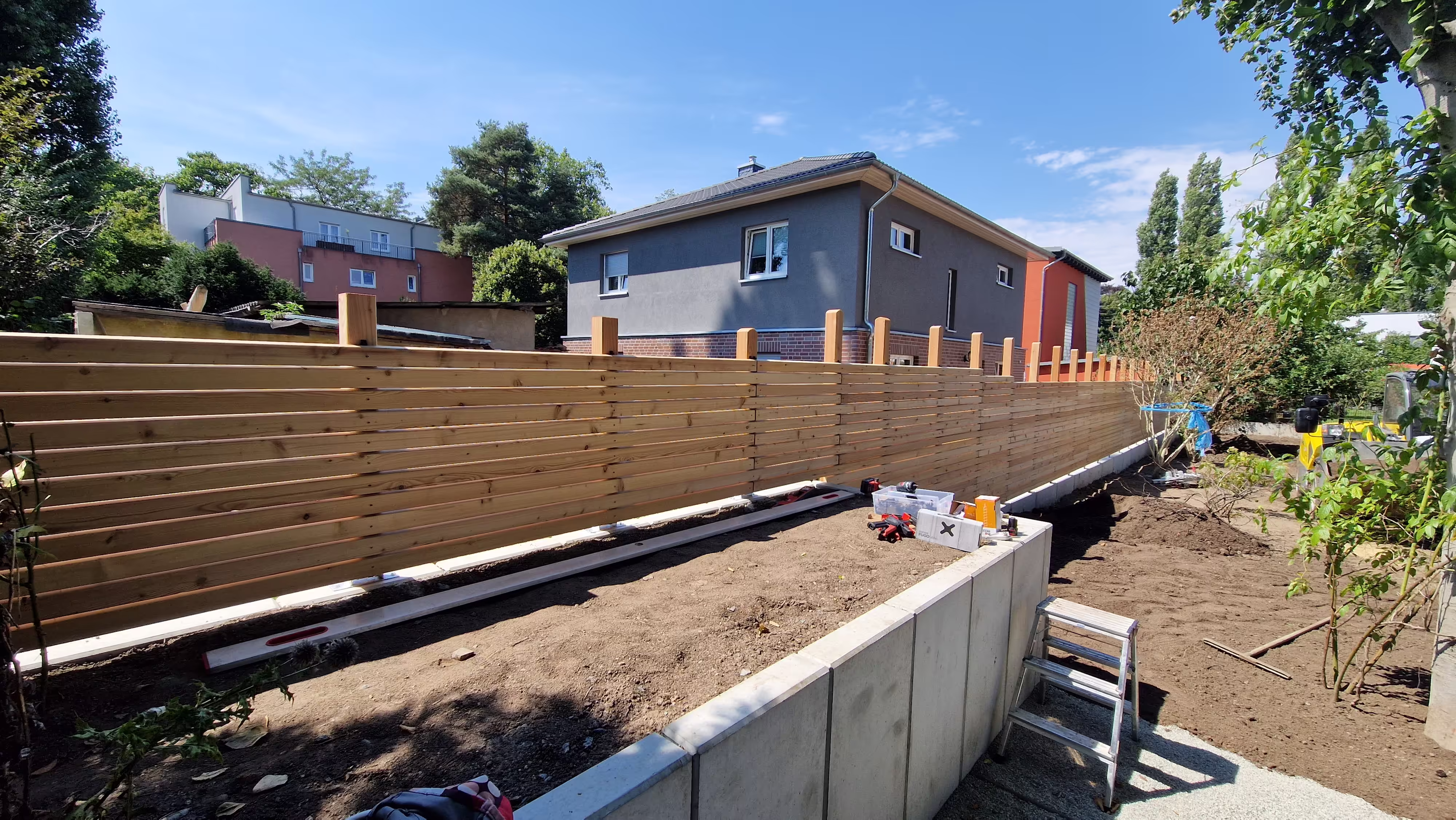 Holzbau-Arbeiten im Außenbereich: Sichtschutzzaun aus Holz
