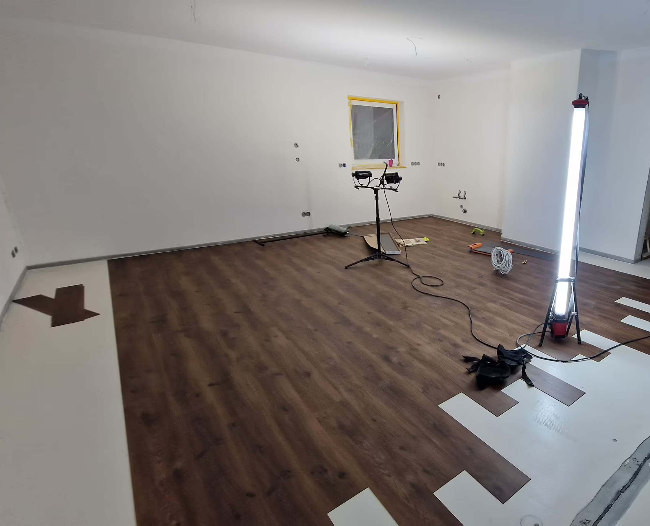 Neu verlegter Holzboden in einem hellen Flur