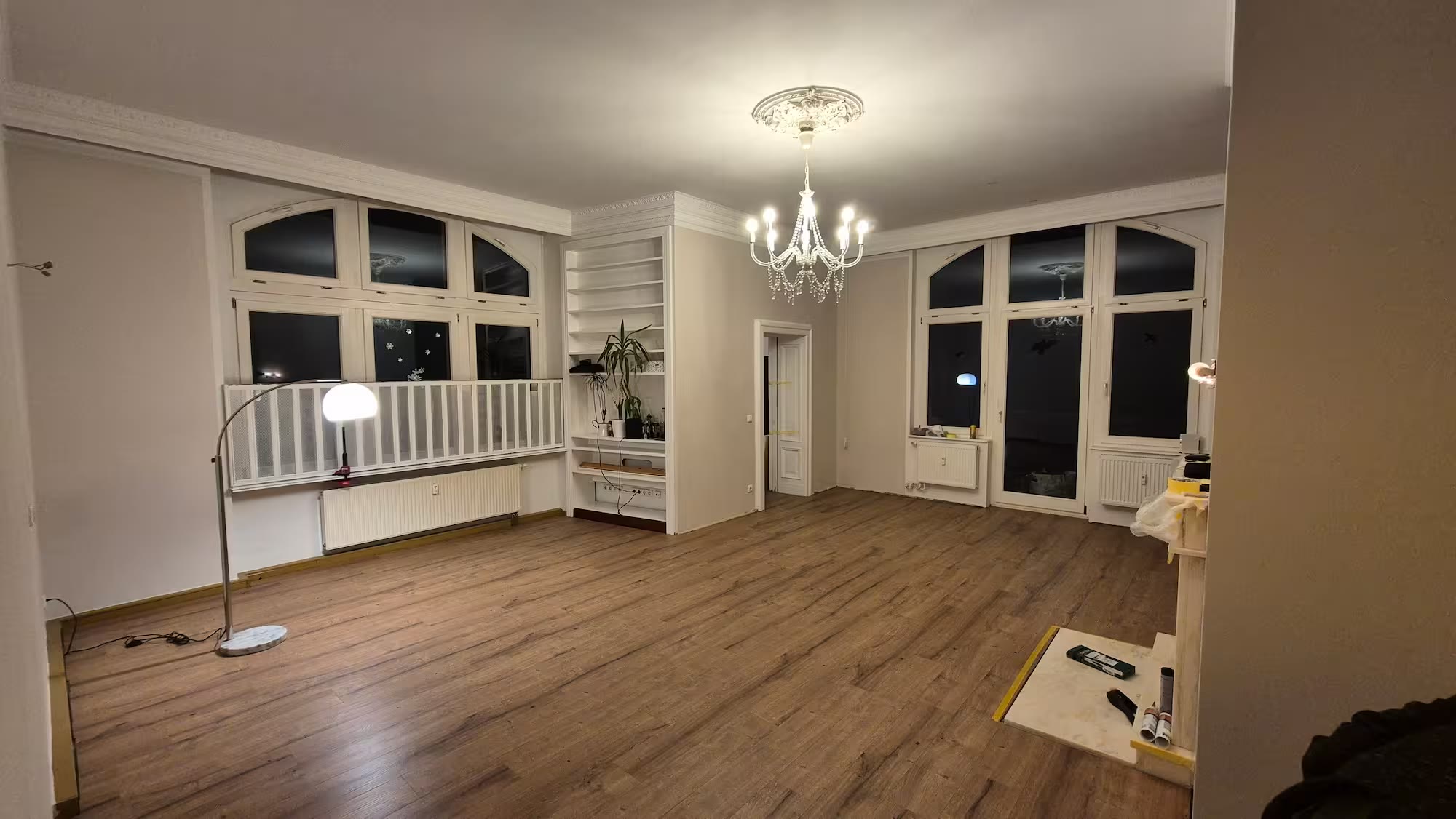 Laminatverlegung in einem Wohnraum