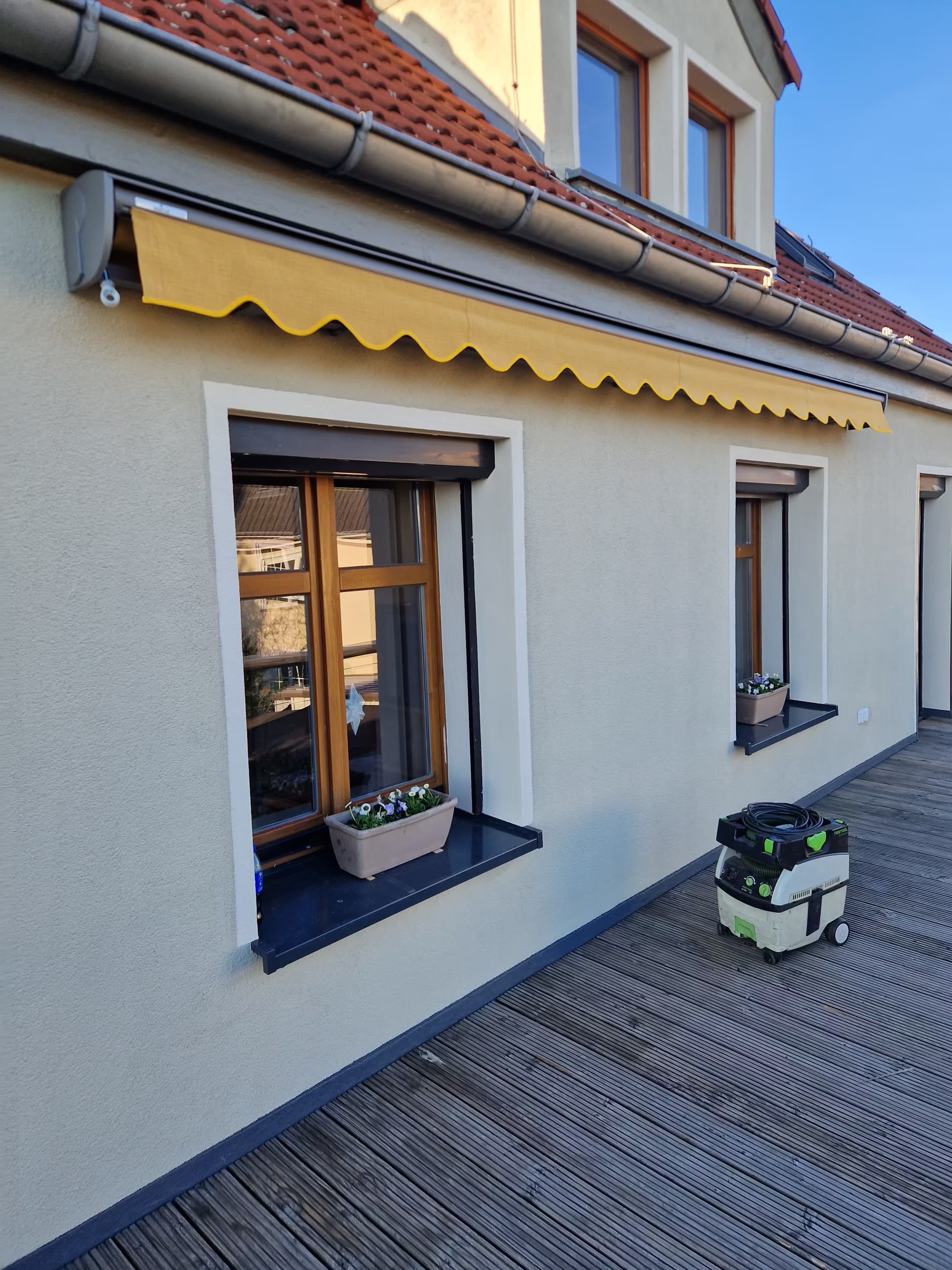 Ausgefahrene Markise als Beschattung über einer Terrasse