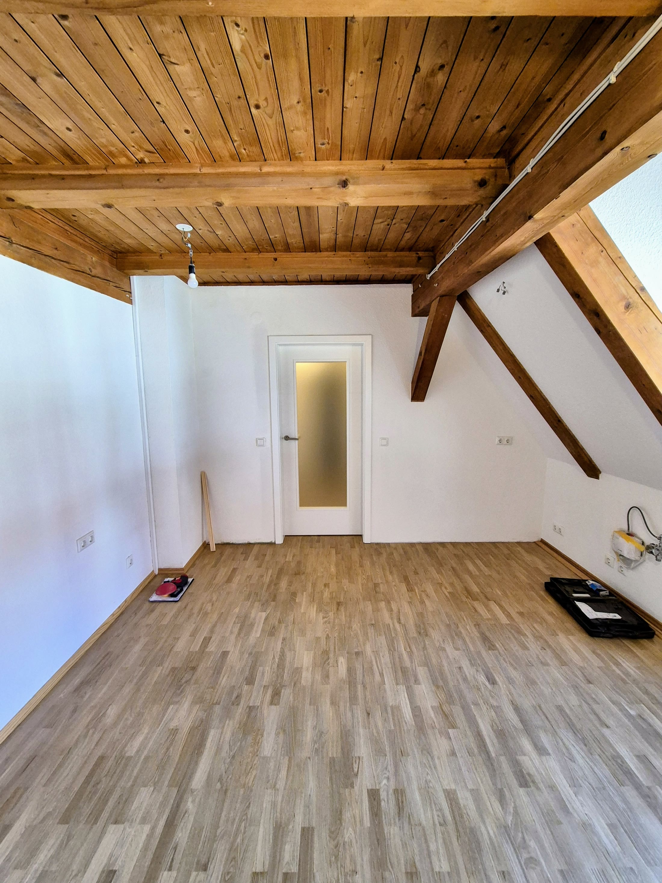 Fertig verlegter Holzboden in einem Flur