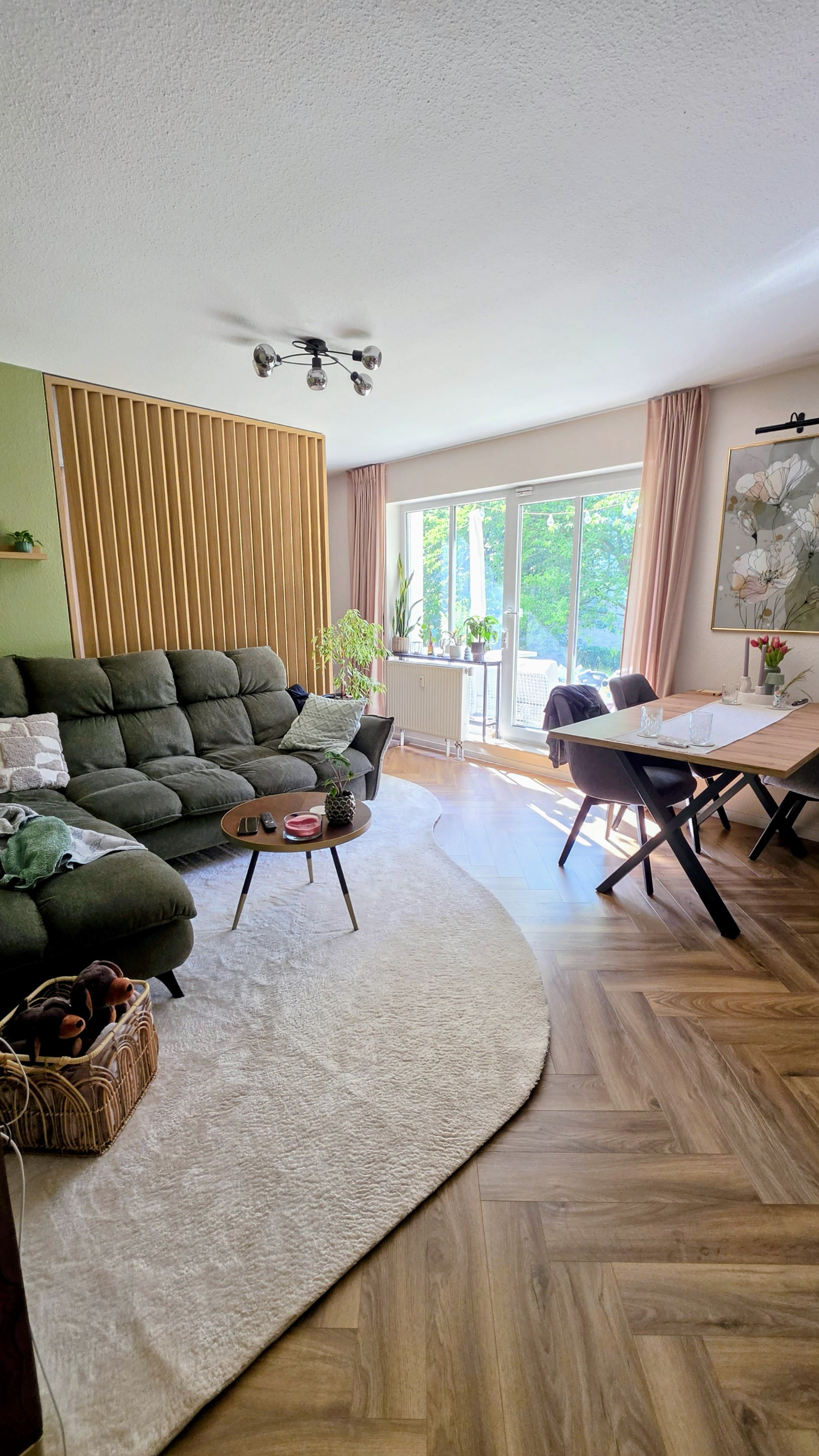 Frisch verlegter Holzboden in einem Wohnraum in Dresden