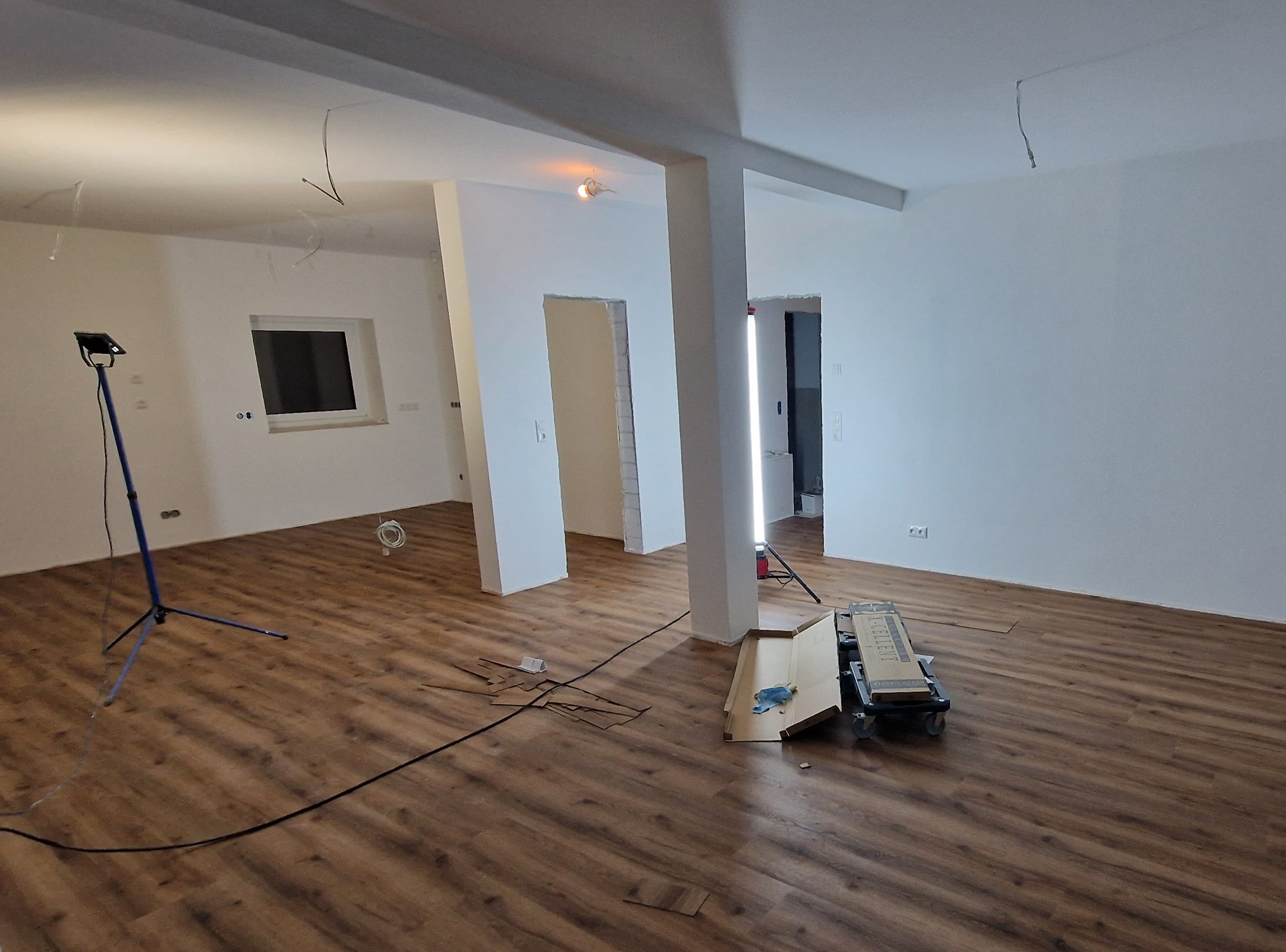 Raum mit frisch verlegtem Vinyl-Designboden