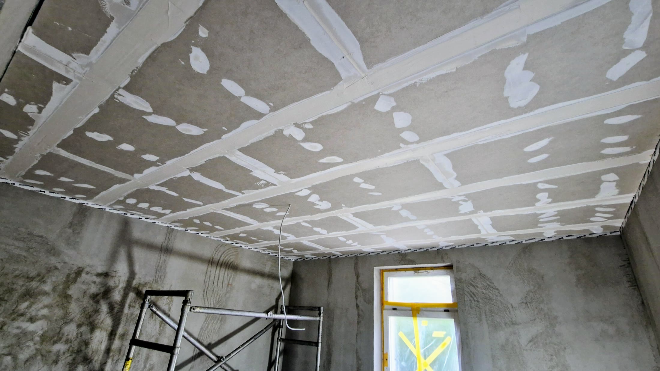 Umgebauter Wohnraum mit sichtbarem Ziegelmauerwerk und neuem Holzboden
