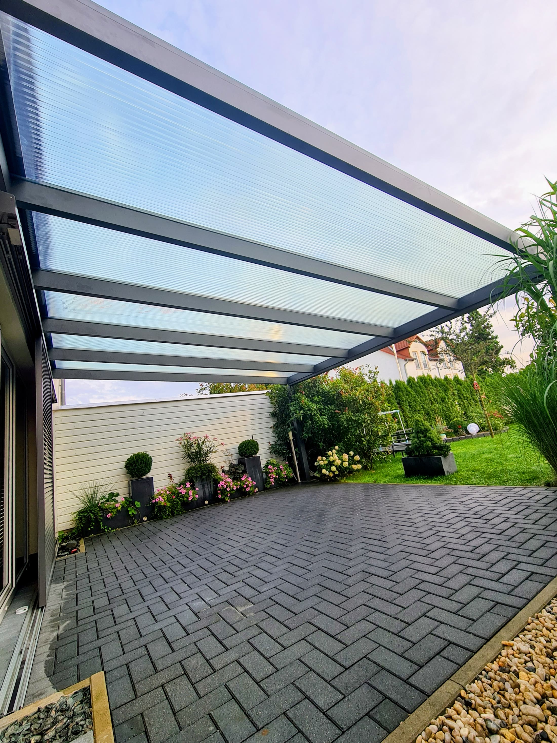 Überdachter Balkon mit fertig verlegtem Holzbelag