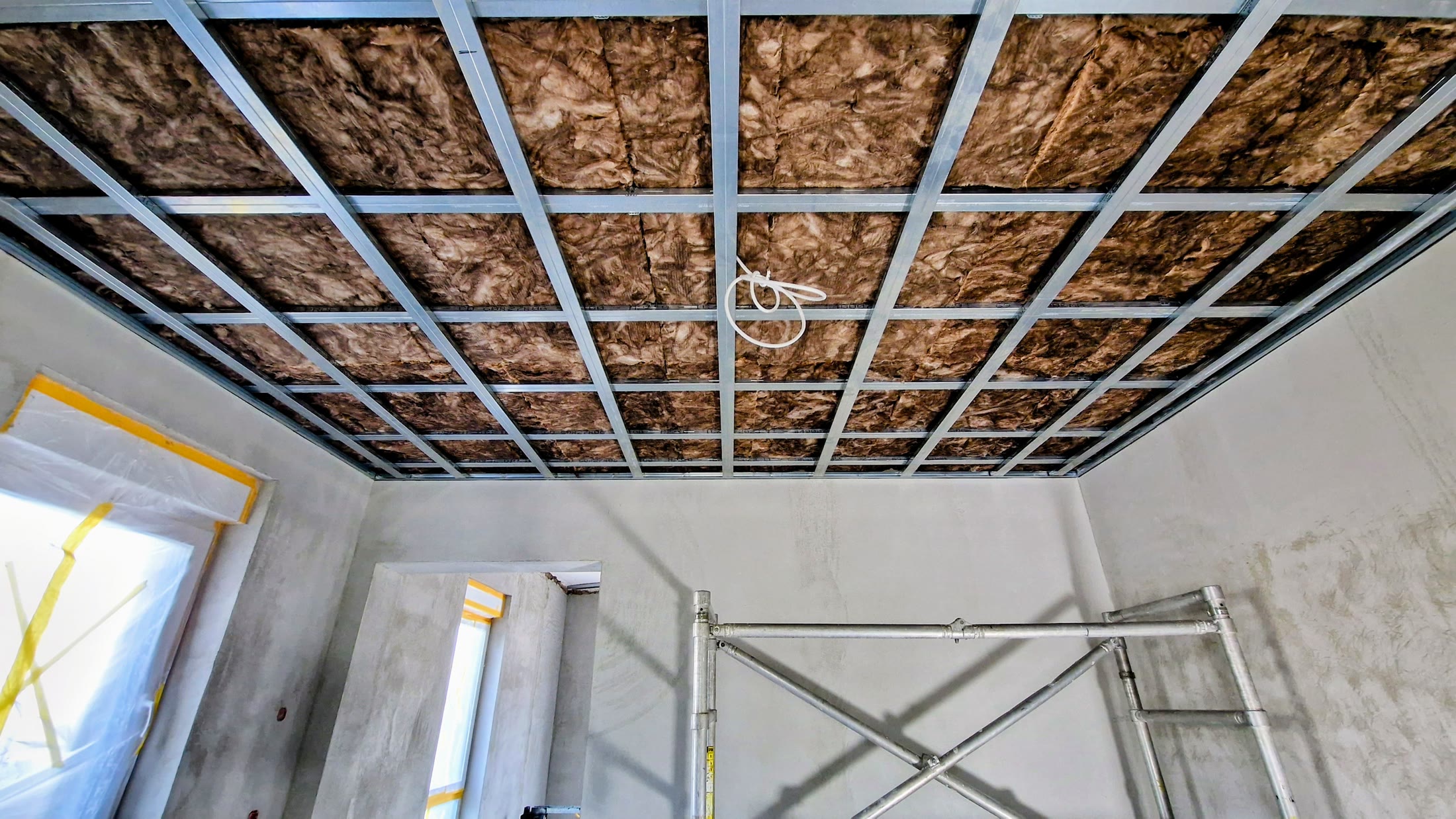 Abgehängte Decke im Bau: Unterkonstruktion und Beplankung