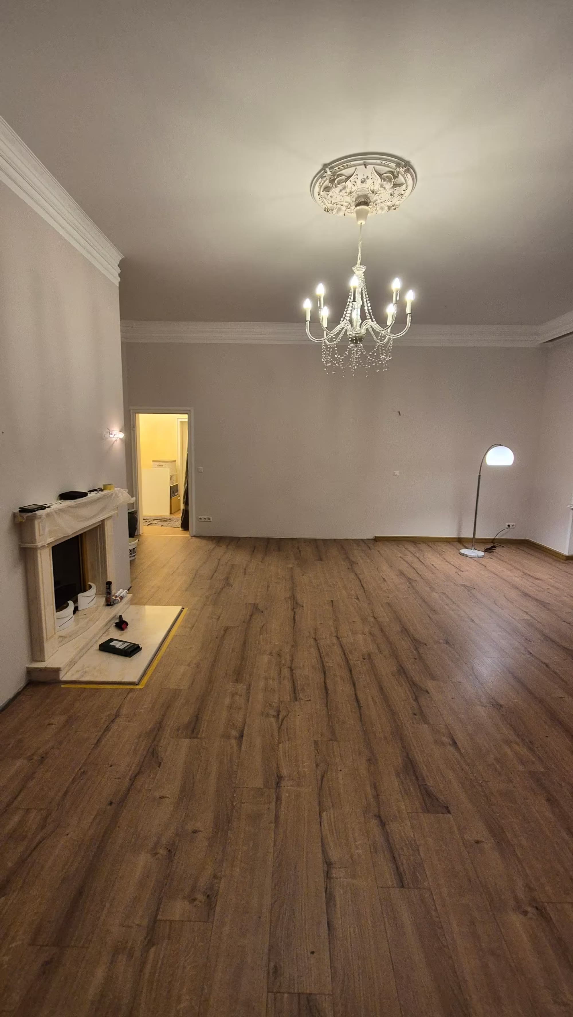 Fertig verlegter Designboden in einem hellen Altbauzimmer