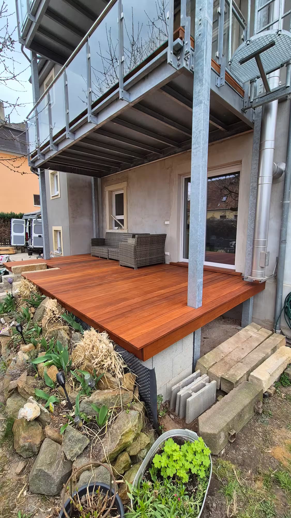 Balkon mit neu verlegtem Bankirai-Holzbelag und Sitzgruppe