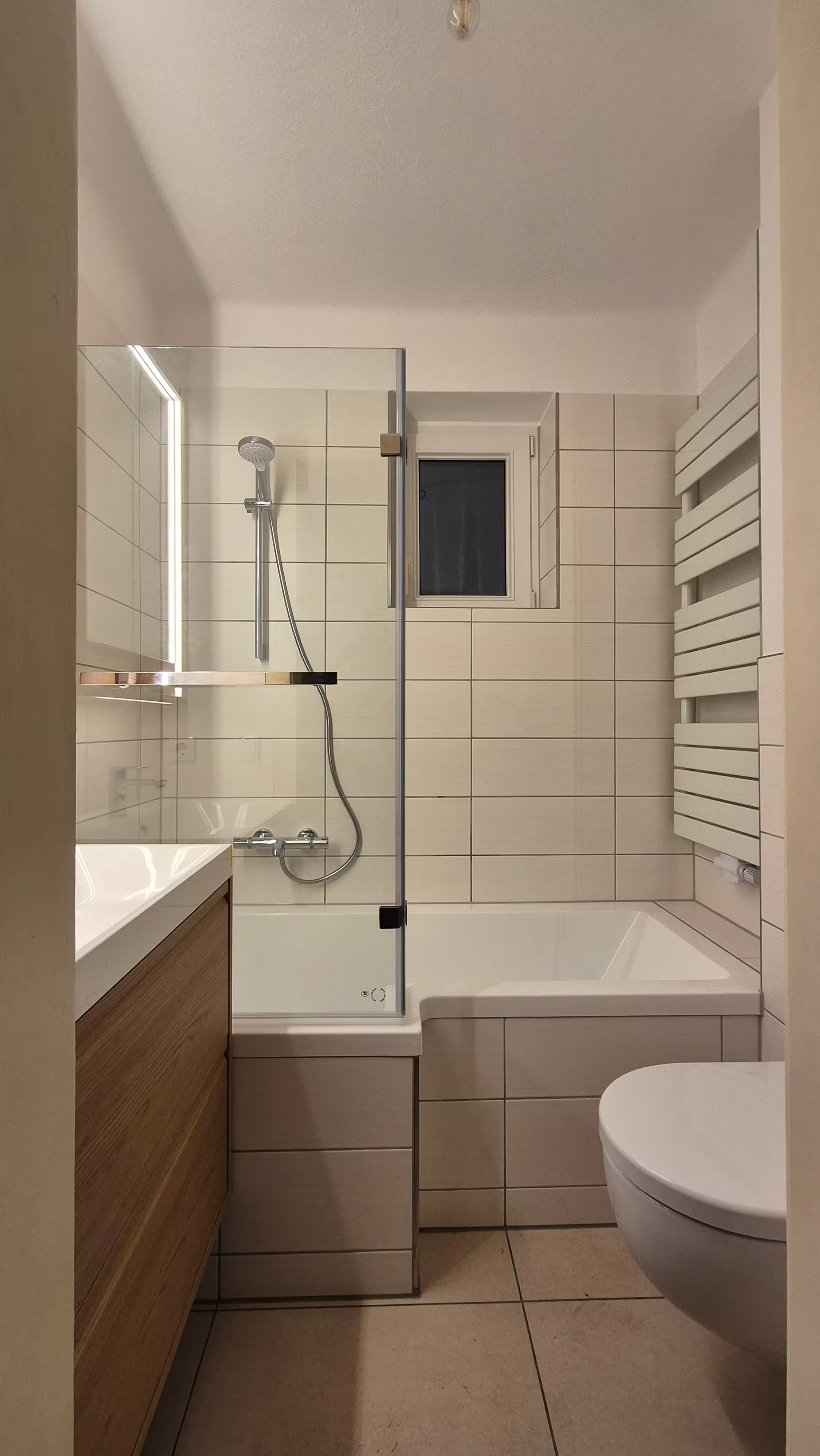 Fertig saniertes Bad mit Badewanne, Dusche und Handtuchheizkörper