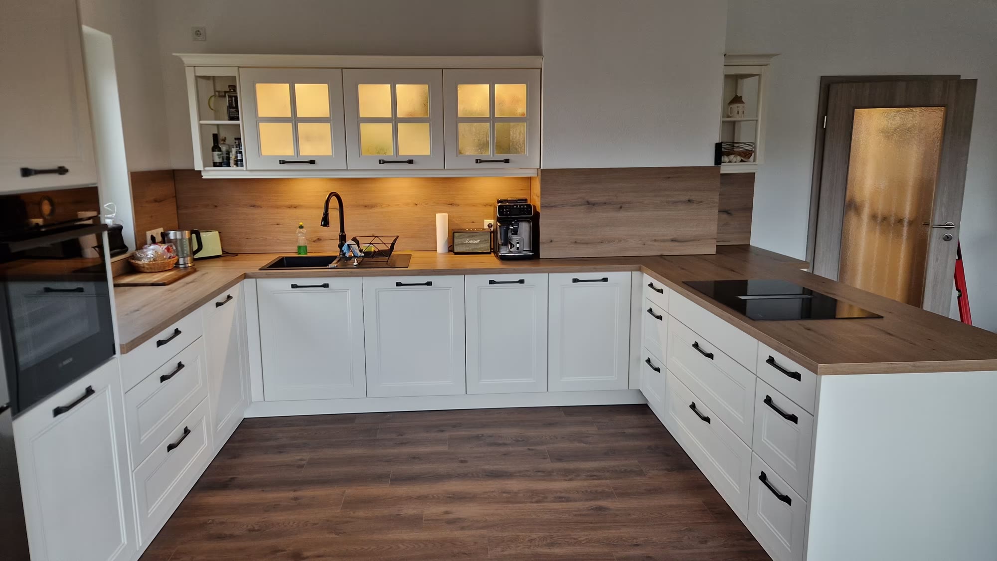 Küchenmontage im Familienhaus: fertig montierte Einbauküche