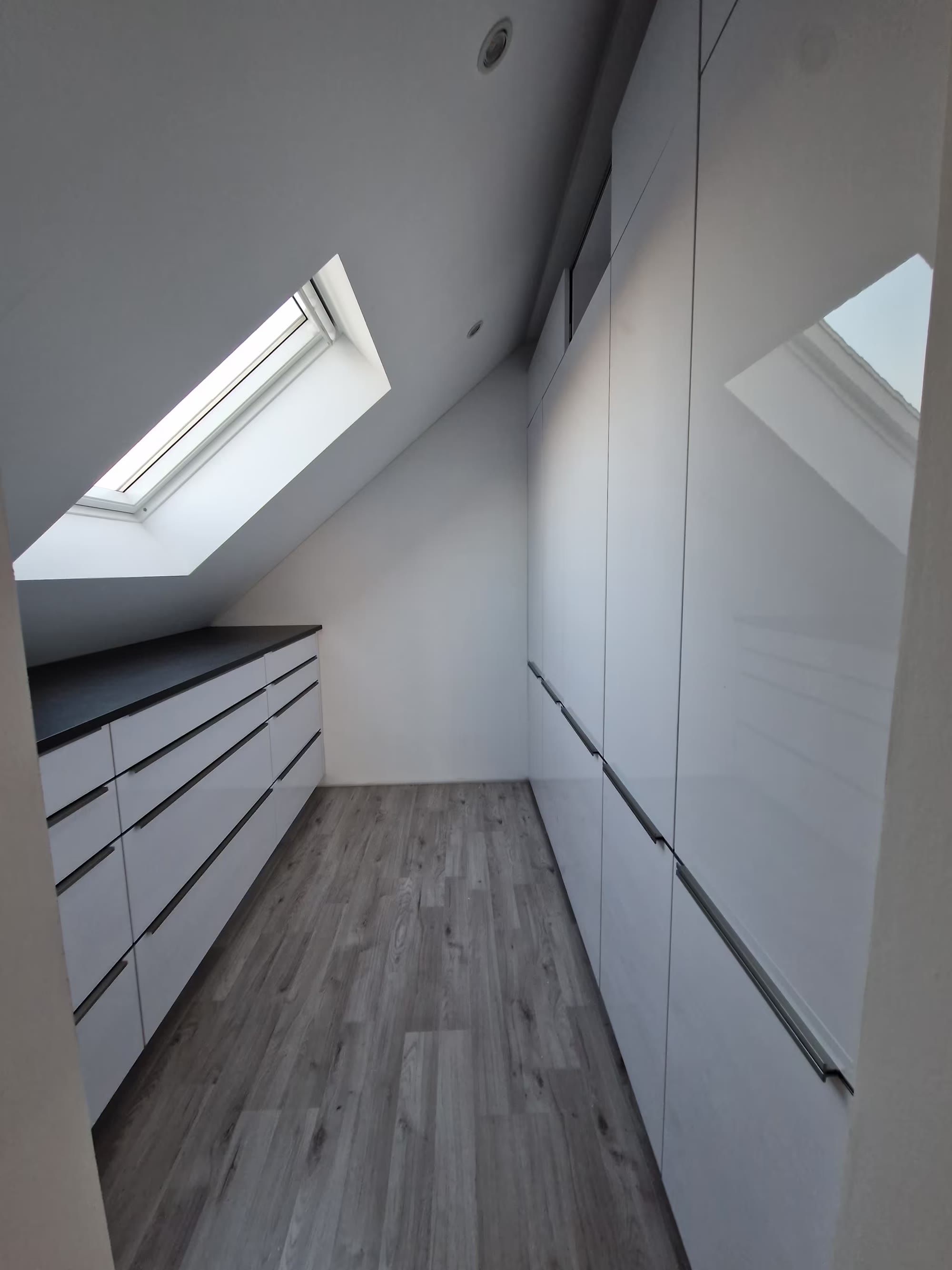 Montierter Einbauschrank mit Schubladen unter der Dachschräge